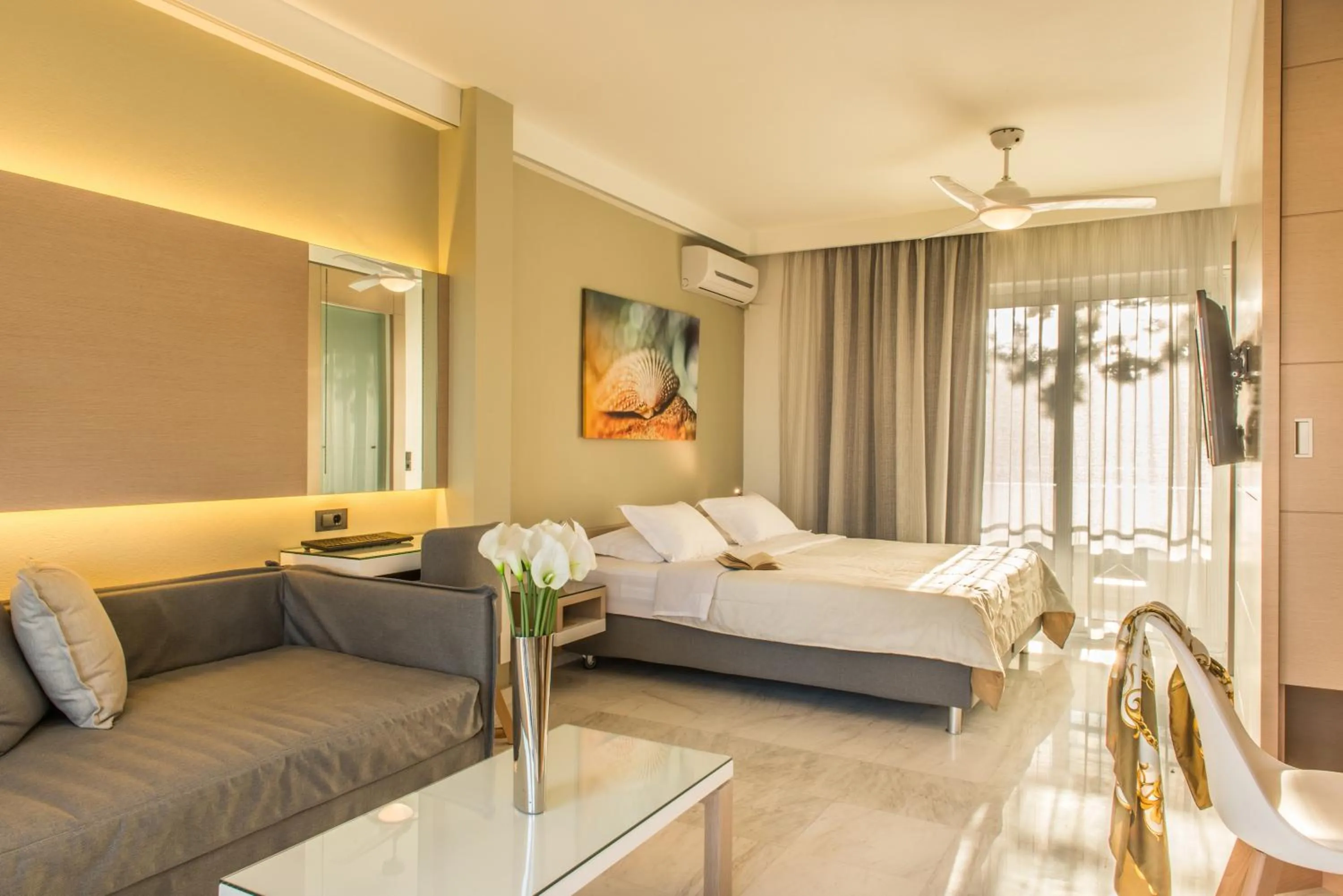 Photo of the whole room, Bed in Forum Suites