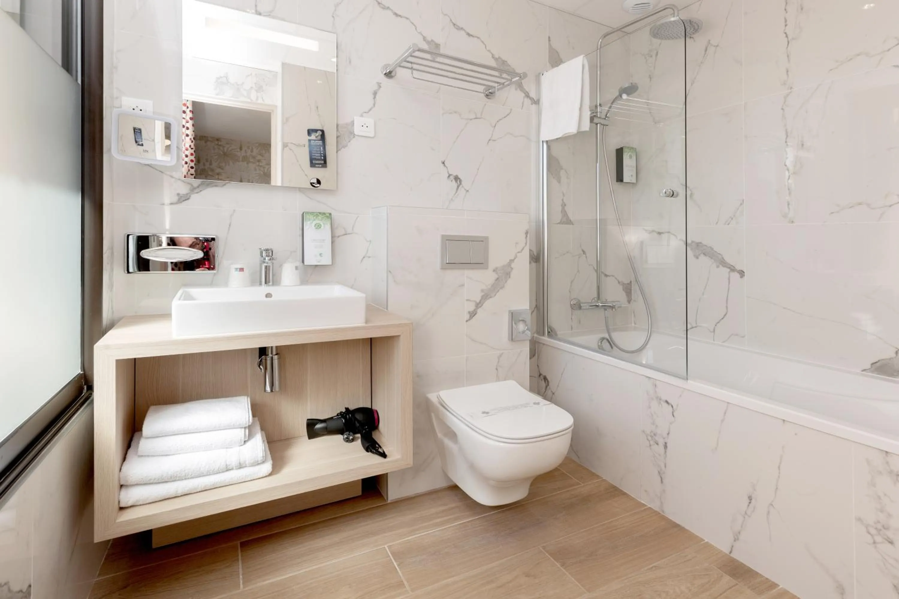 Toilet in Kyriad Avignon - Palais des Papes