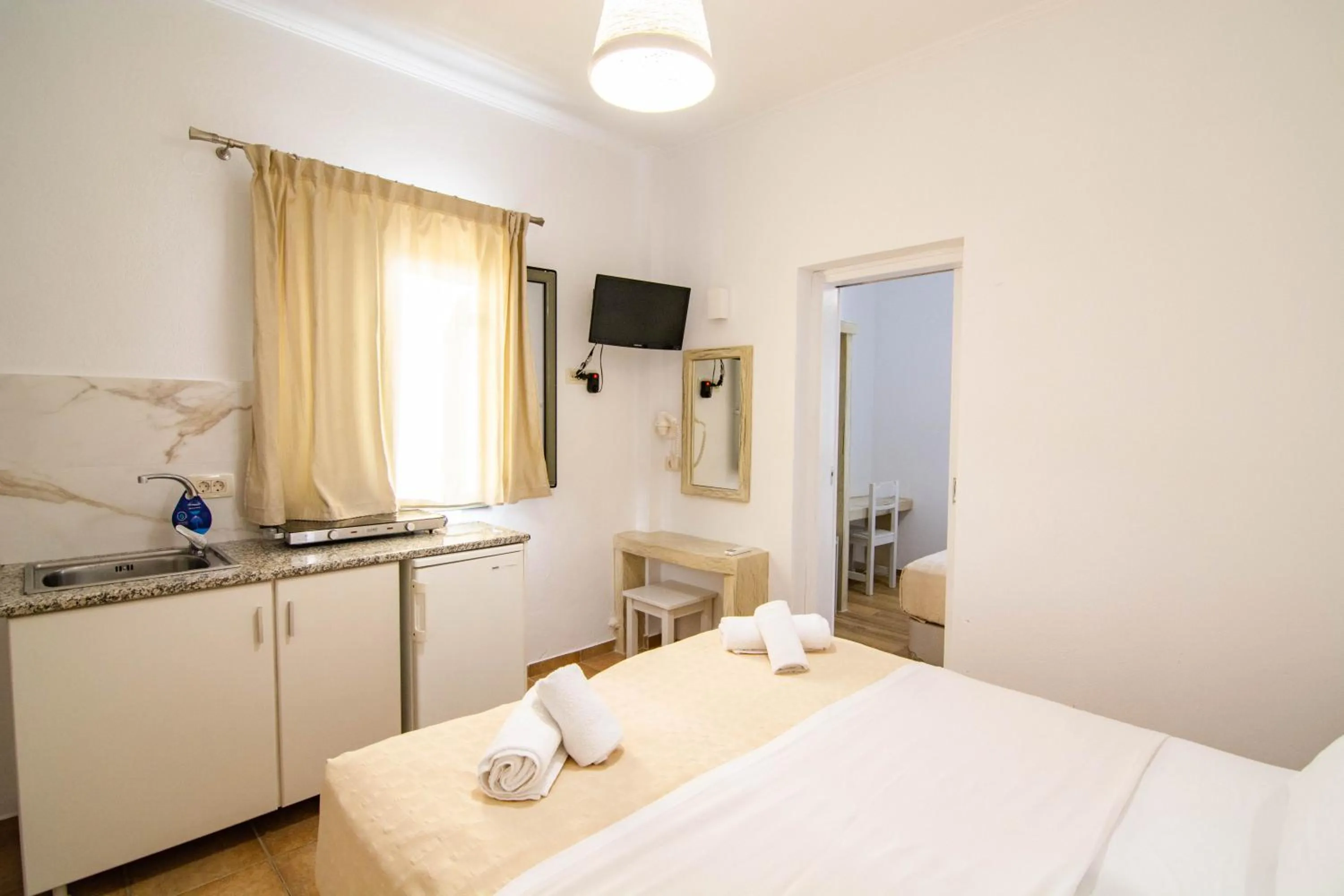 Kitchen or kitchenette, Bed in Phevos Villa