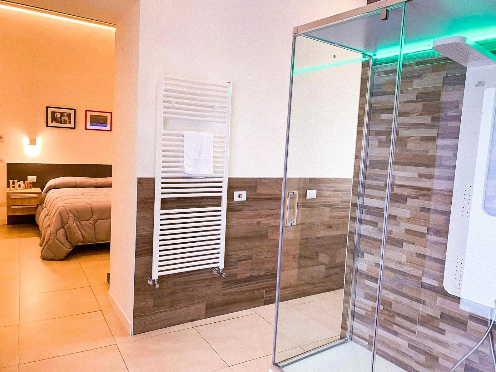 Photo of the whole room, Bed in Napoli Squares Suites