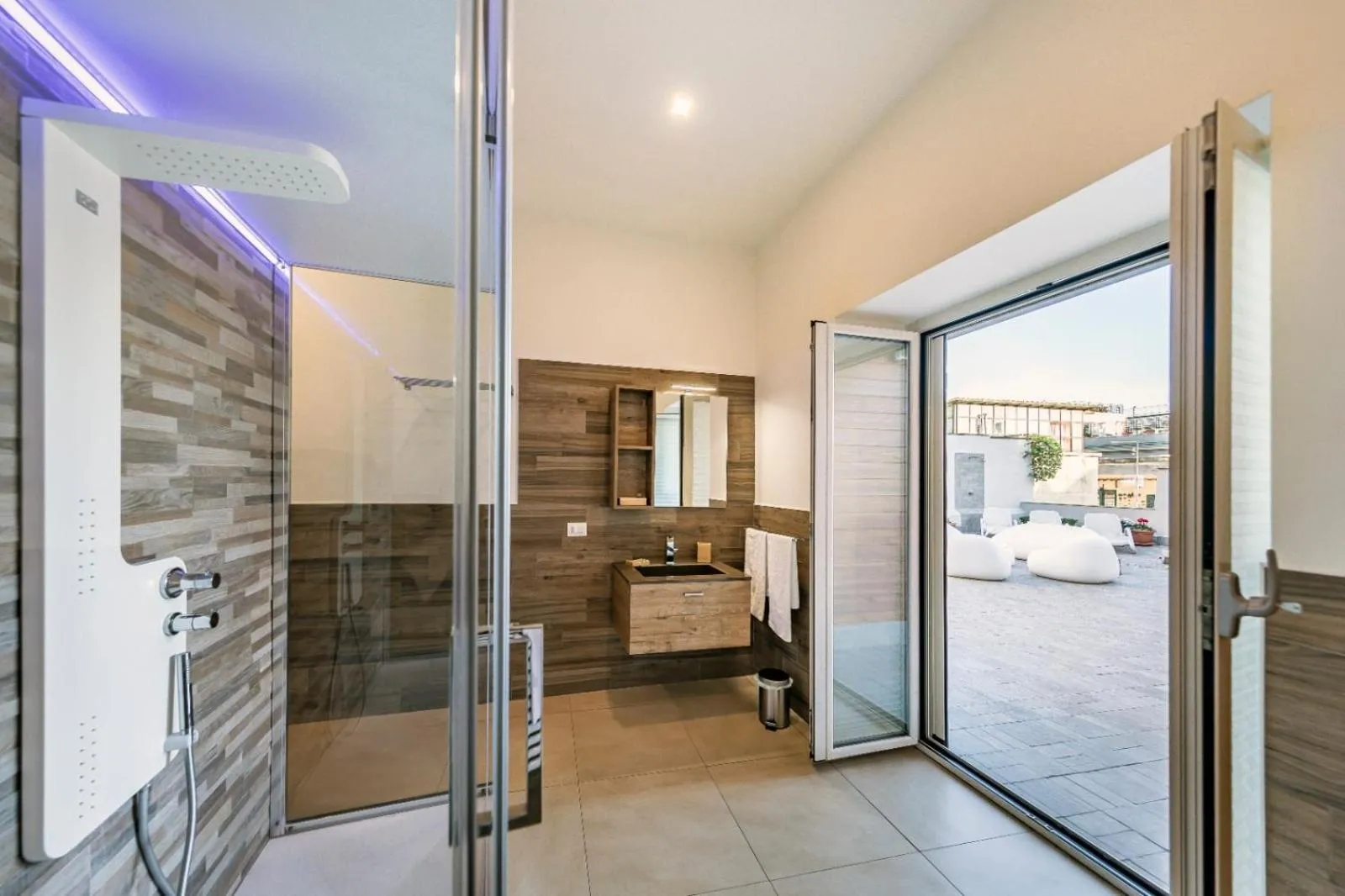 Bathroom in Napoli Squares Suites