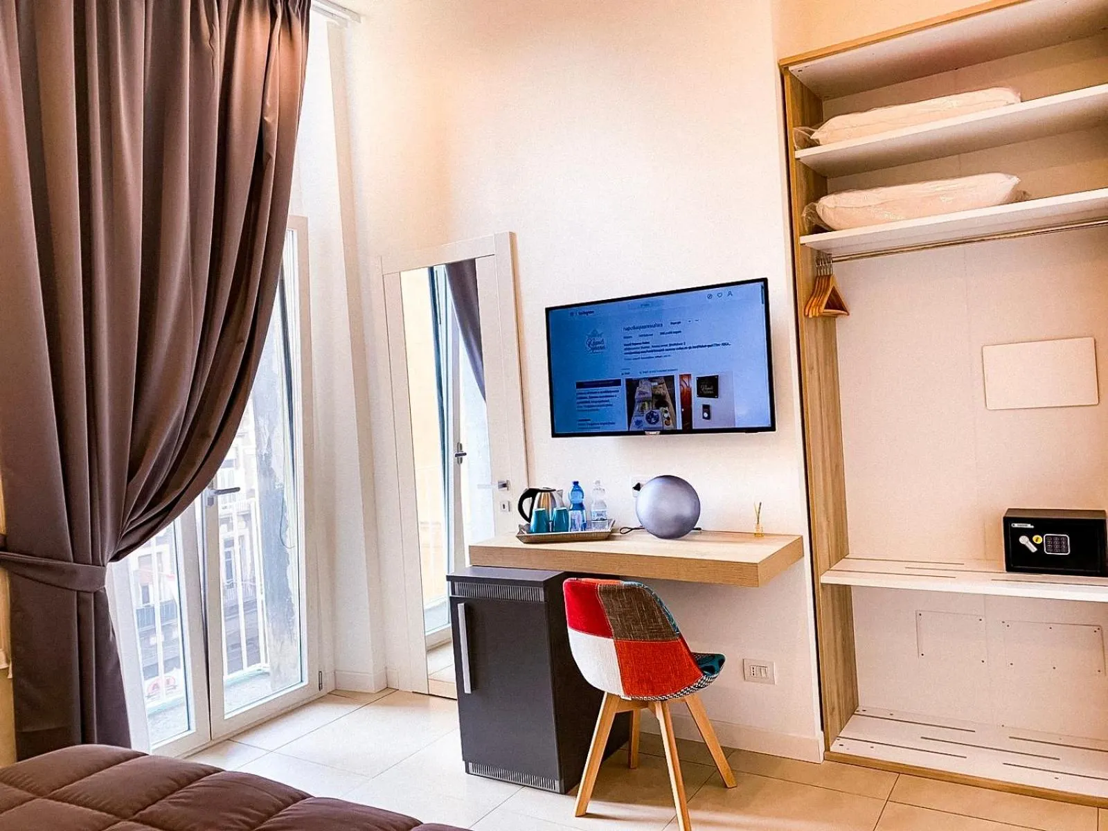 Photo of the whole room in Napoli Squares Suites