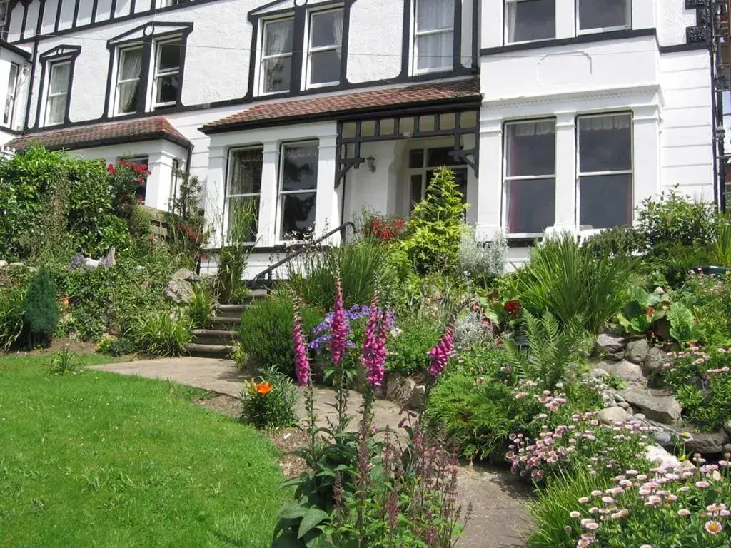 Property building in Bryn Derwen Guest House Property building in Bryn Derwen Guest House