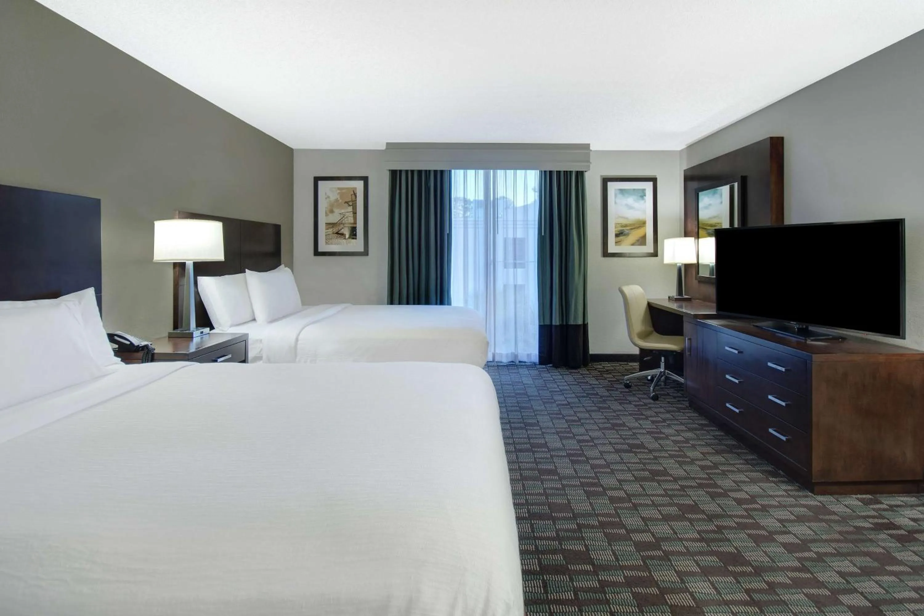Bed in Embassy Suites by Hilton Jacksonville Baymeadows