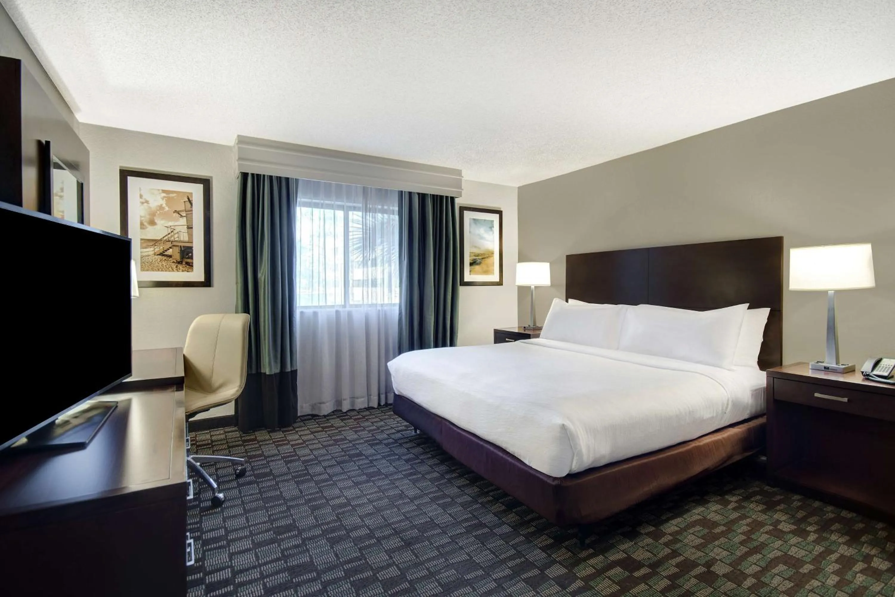 Bedroom, Bed in Embassy Suites by Hilton Jacksonville Baymeadows