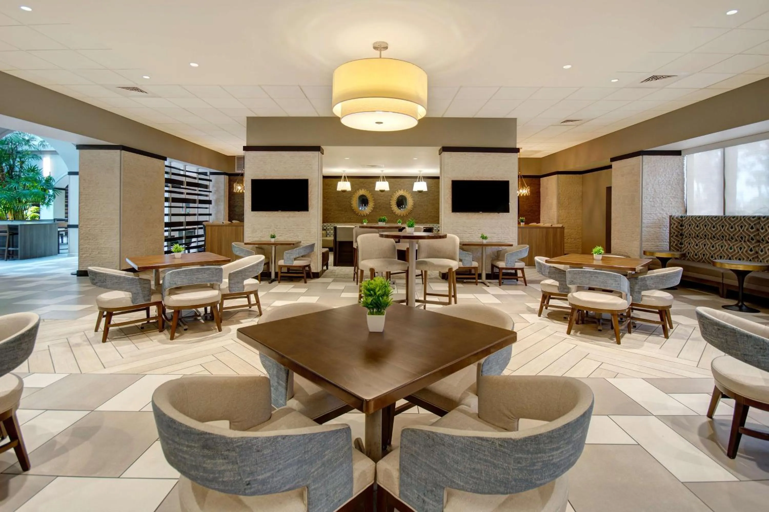 Lounge or bar in Embassy Suites by Hilton Jacksonville Baymeadows