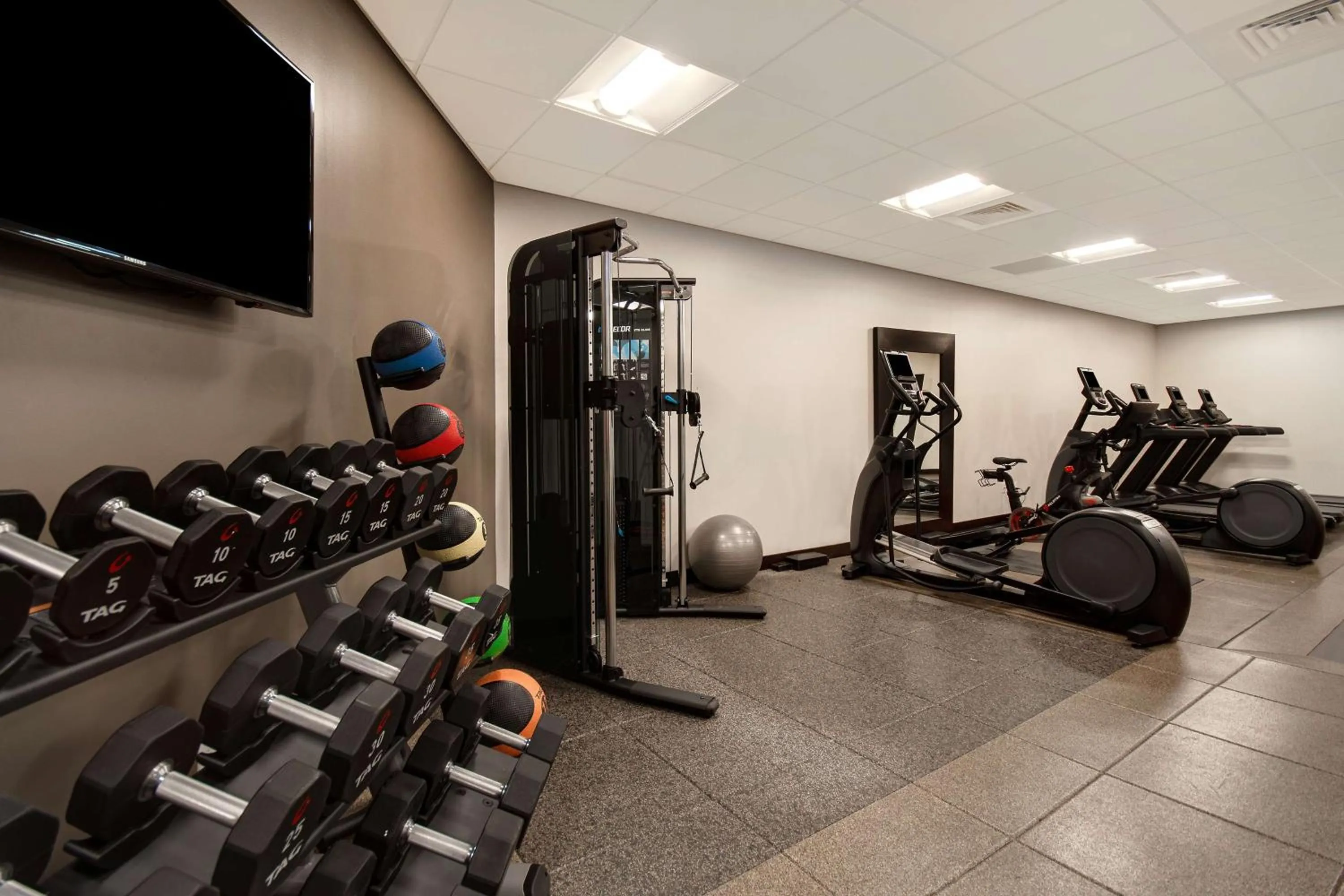 Fitness centre/facilities in Embassy Suites by Hilton Jacksonville Baymeadows