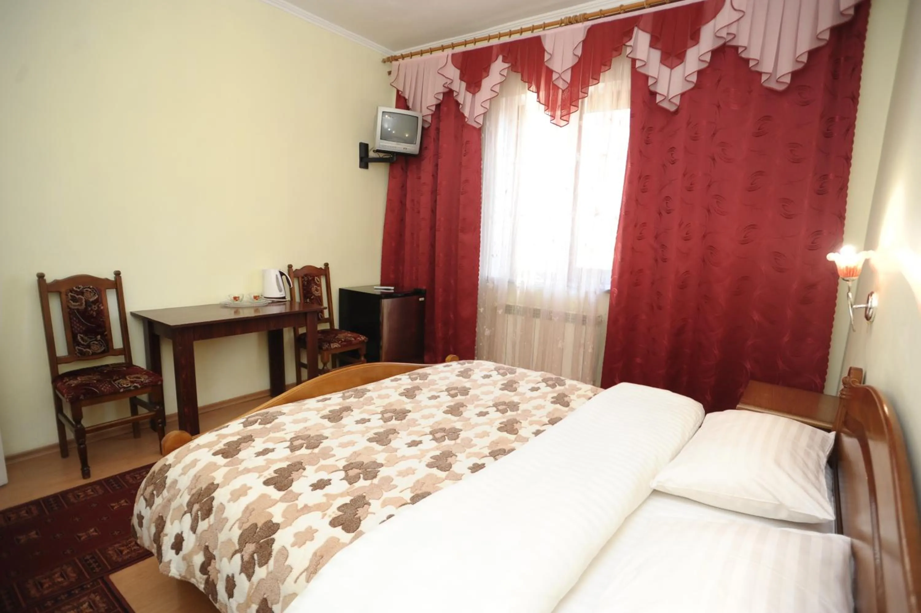 Photo of the whole room, Bed in Hotel Star