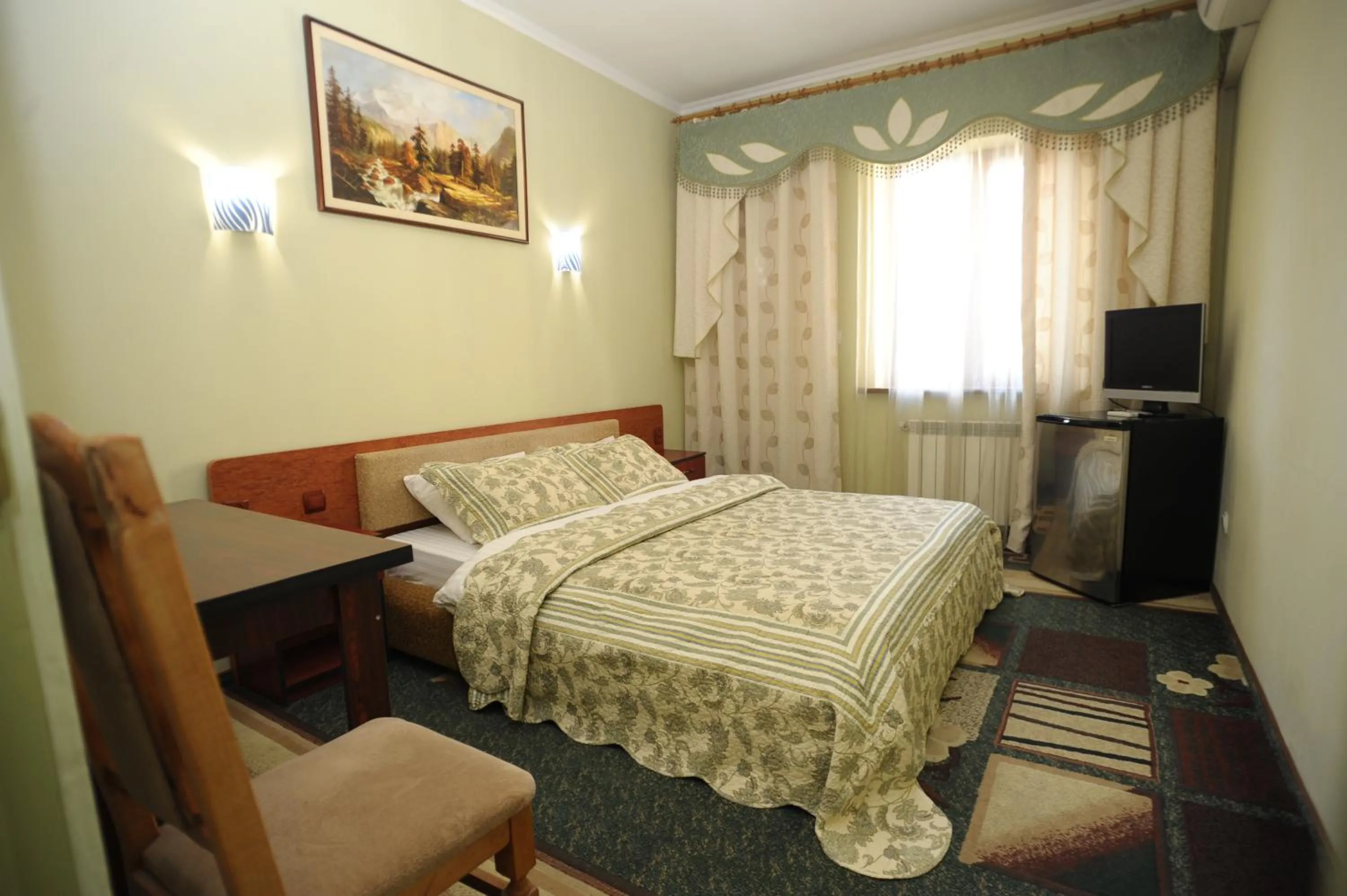 Photo of the whole room, Bed in Hotel Star