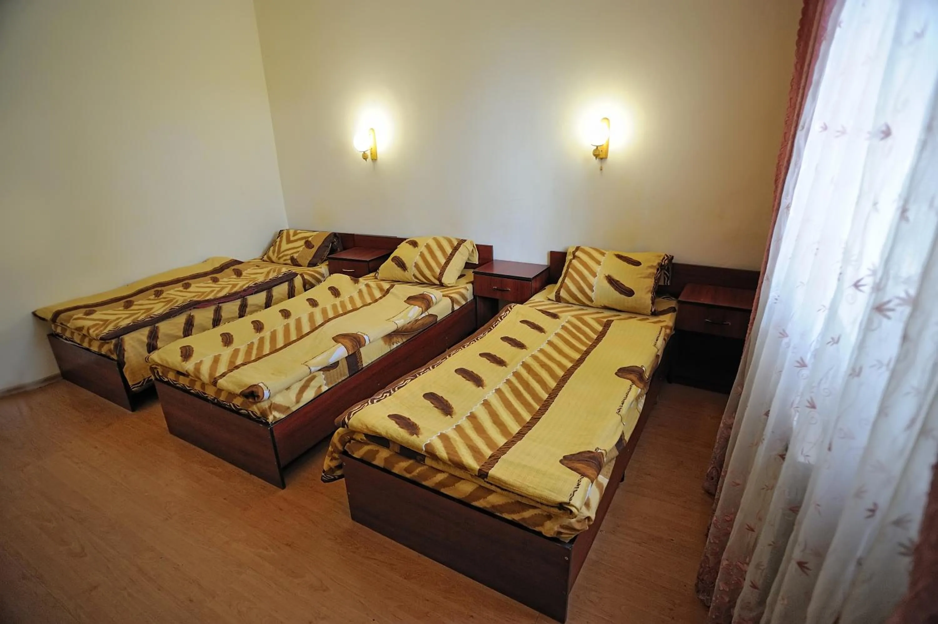 Photo of the whole room, Bed in Hotel Star