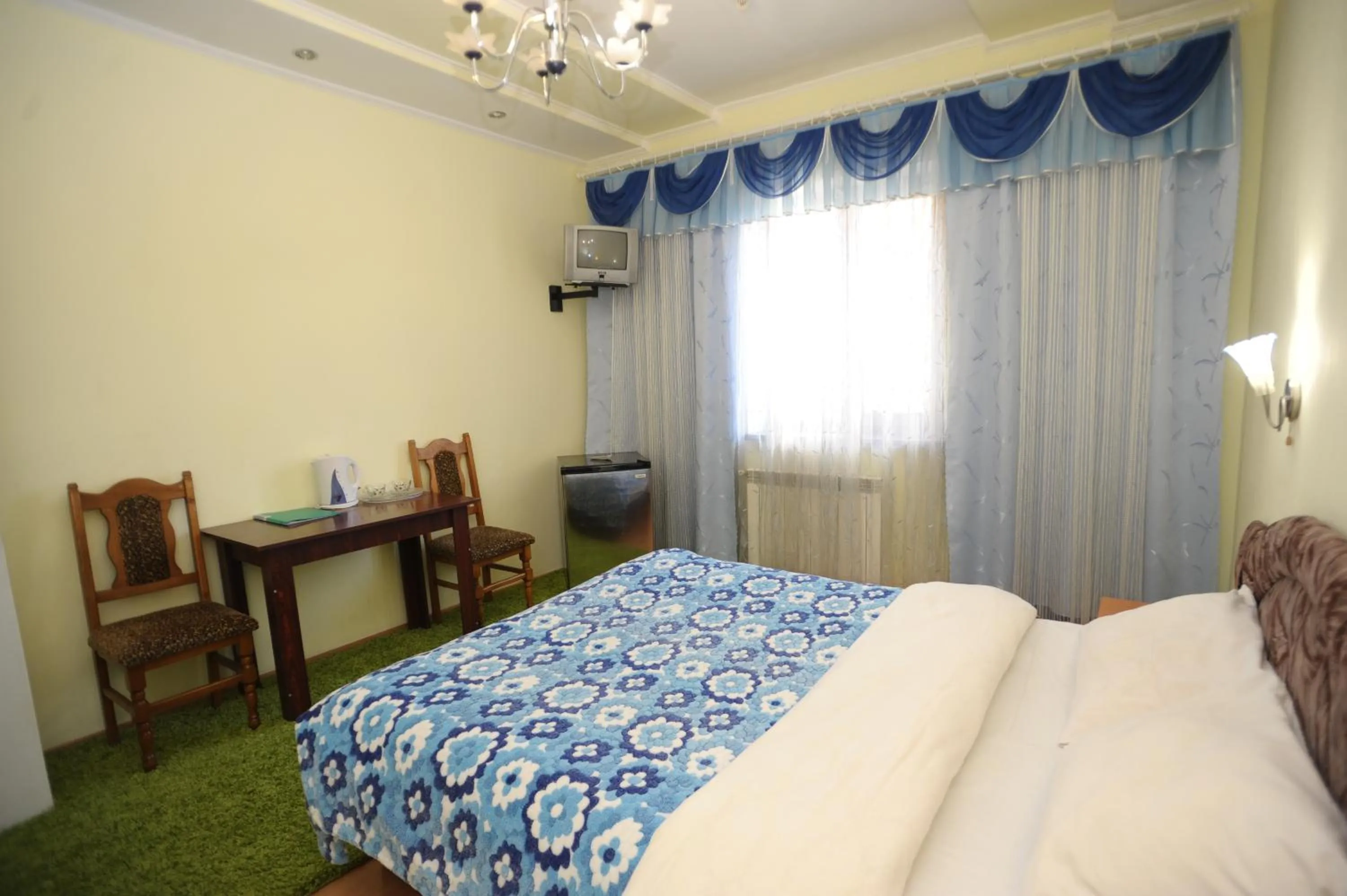 Photo of the whole room, Bed in Hotel Star