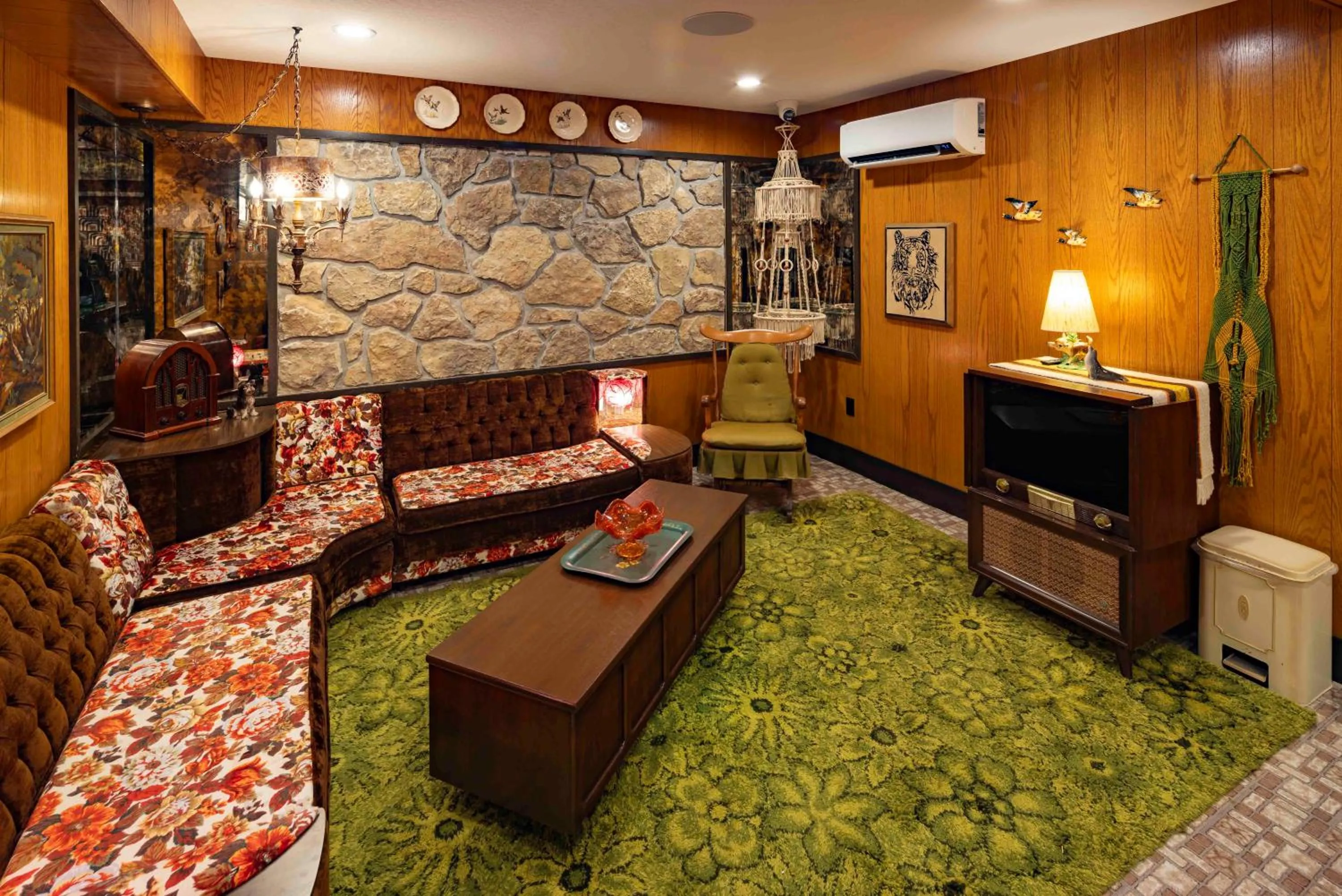 Communal lounge/ TV room in Hotel Zed Victoria