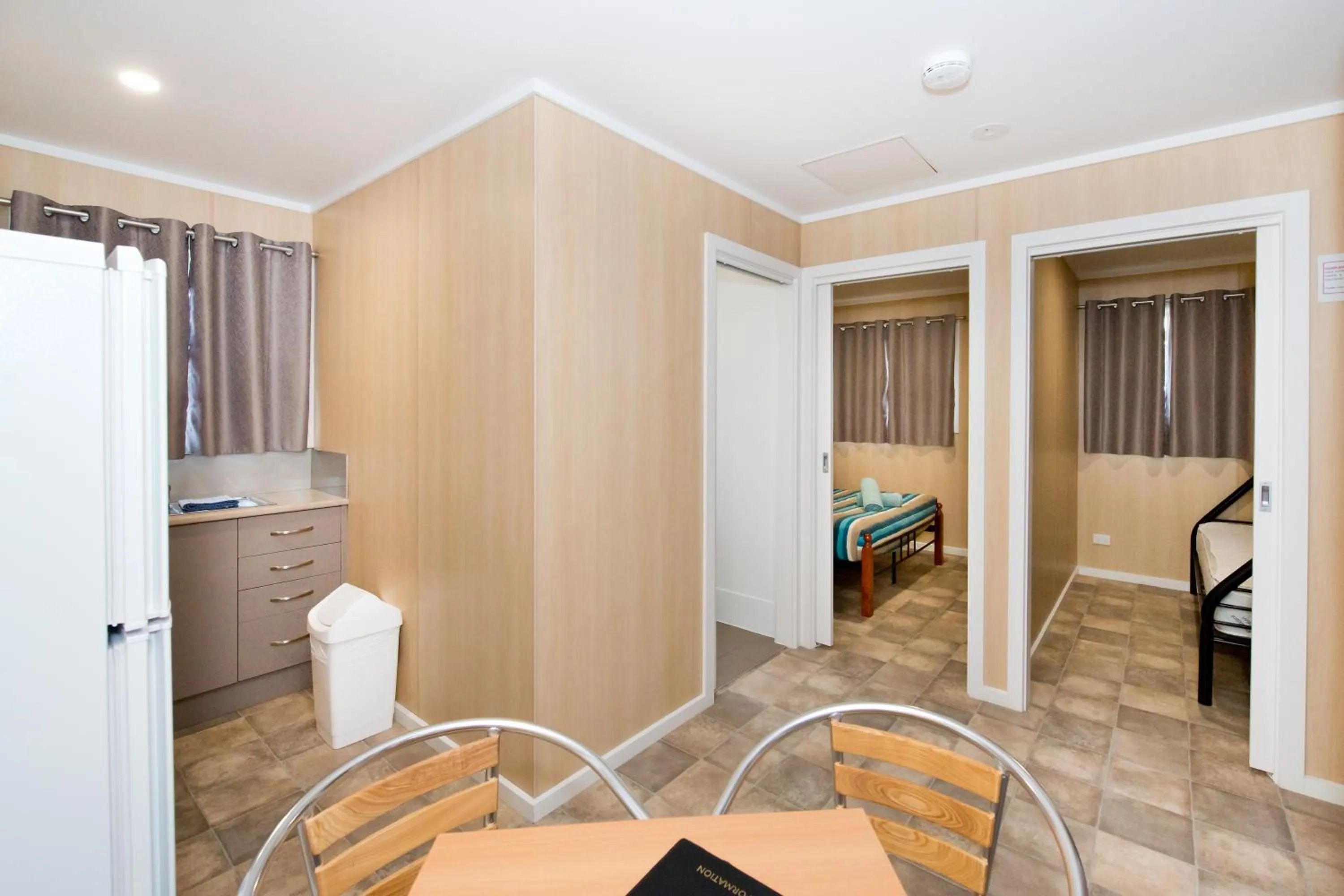 Seating area, Bed in Paringa Caravan Park