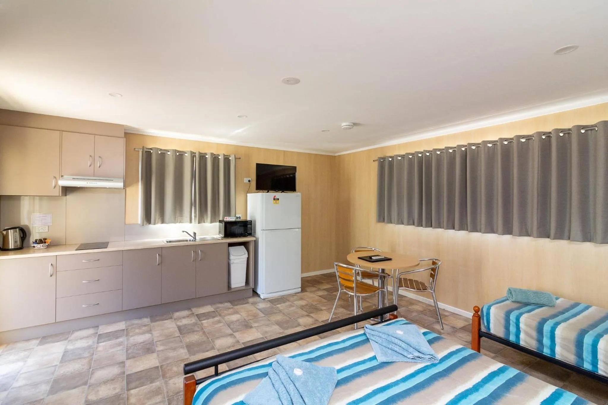 Kitchen or kitchenette, Bed in Paringa Caravan Park