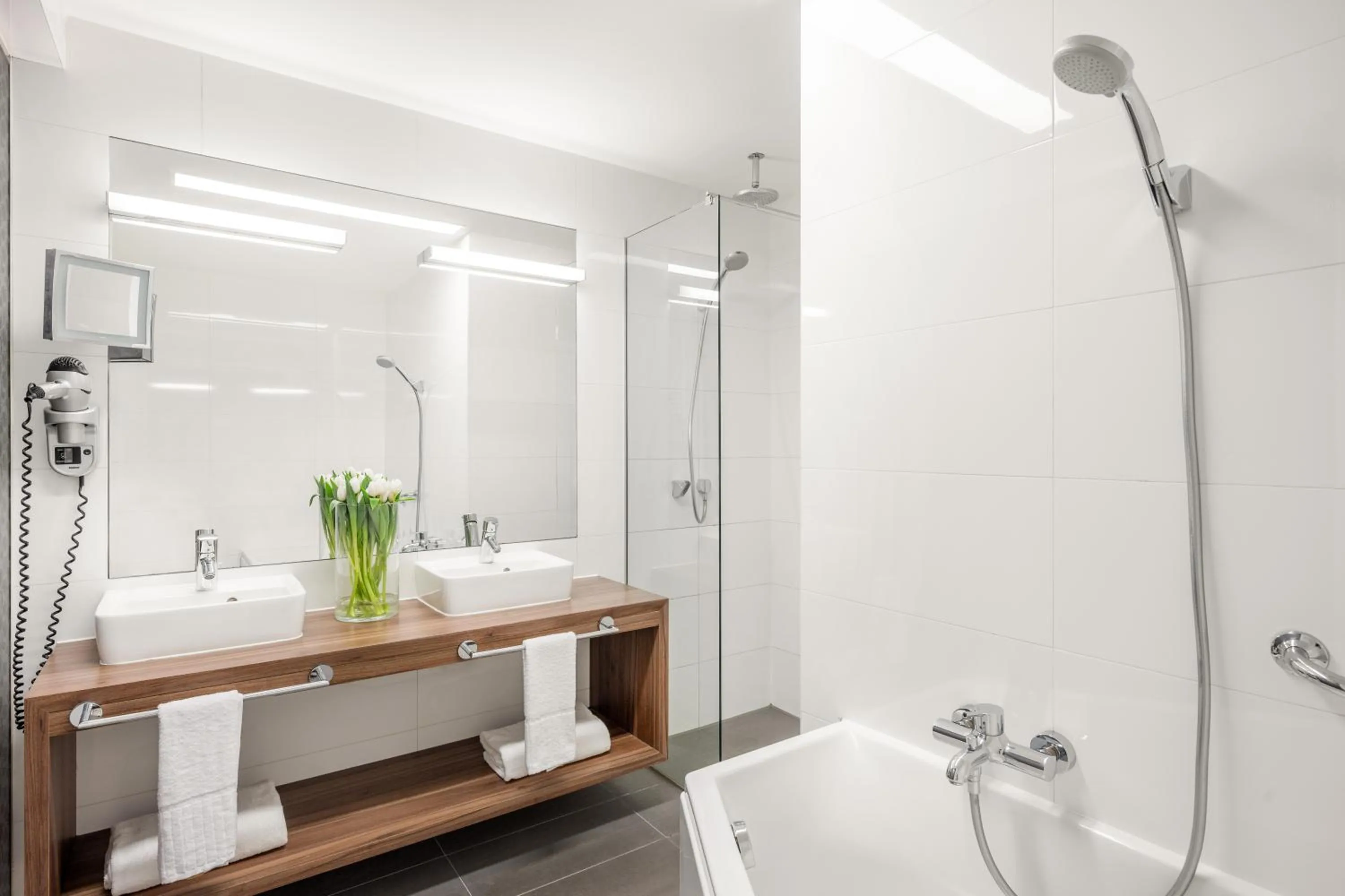 Shower in Nemzeti Hotel Budapest - MGallery Collection