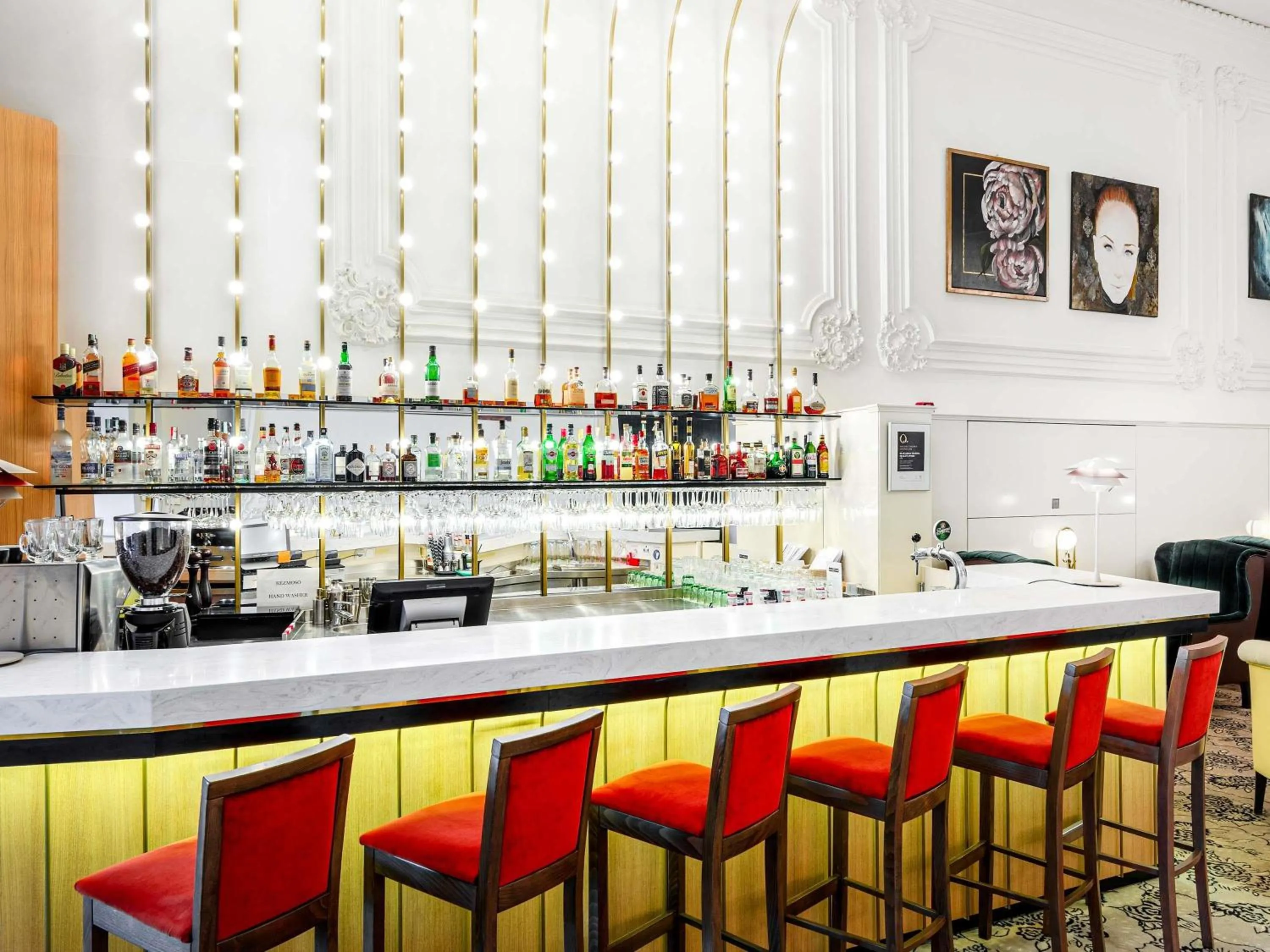 Lounge or bar in Nemzeti Hotel Budapest - MGallery Collection
