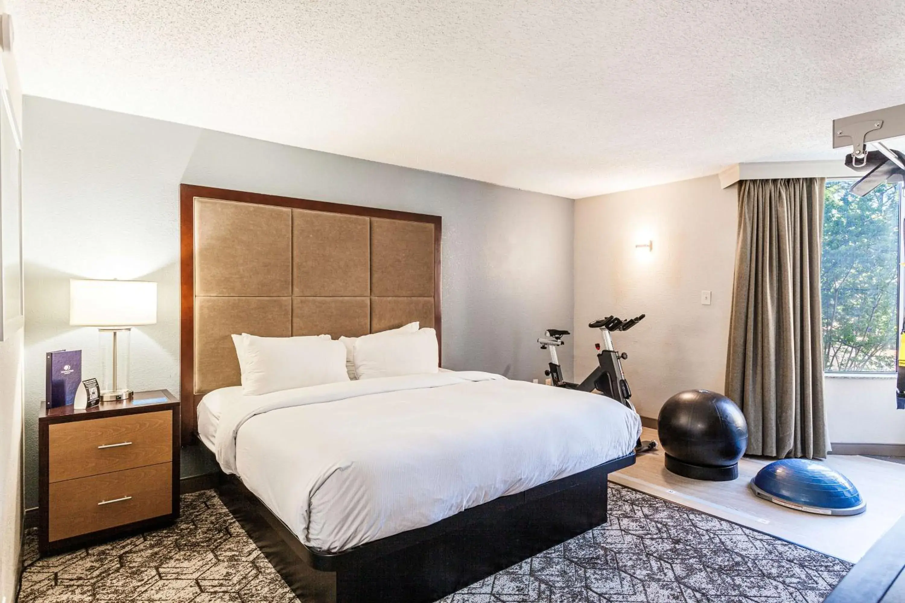 Bed in DoubleTree by Hilton Memphis Bed in DoubleTree by Hilton Memphis