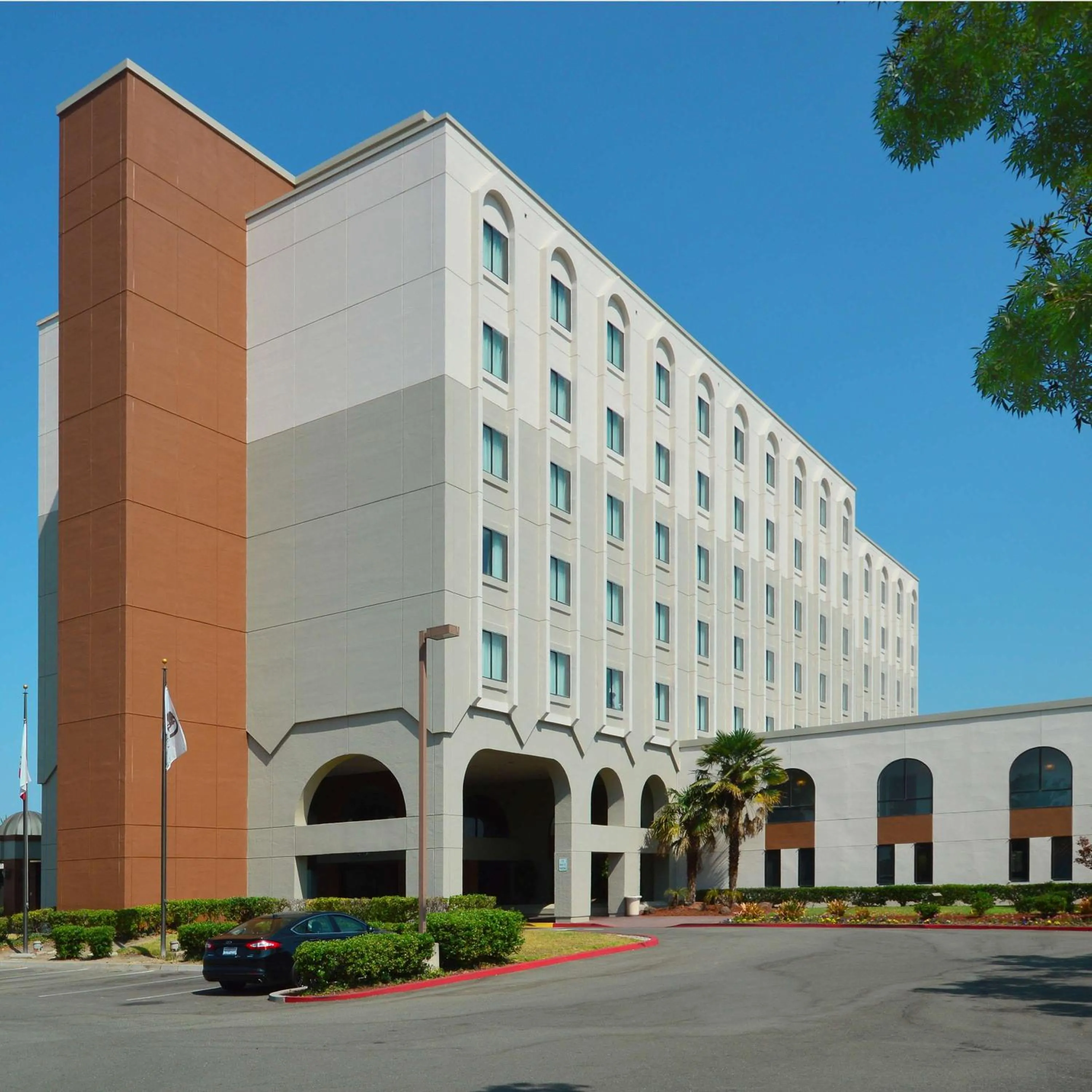 Property building in DoubleTree by Hilton Newark-Fremont
