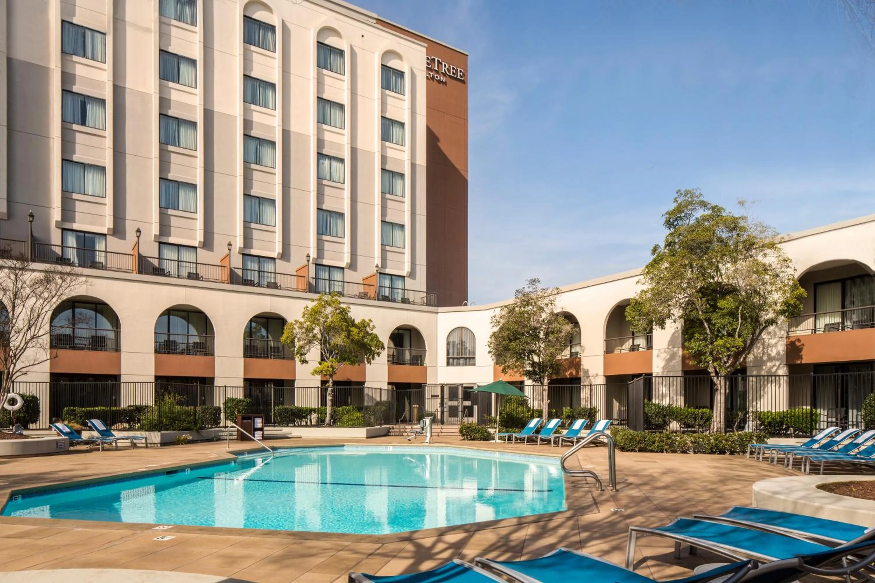 Property building in DoubleTree by Hilton Newark-Fremont