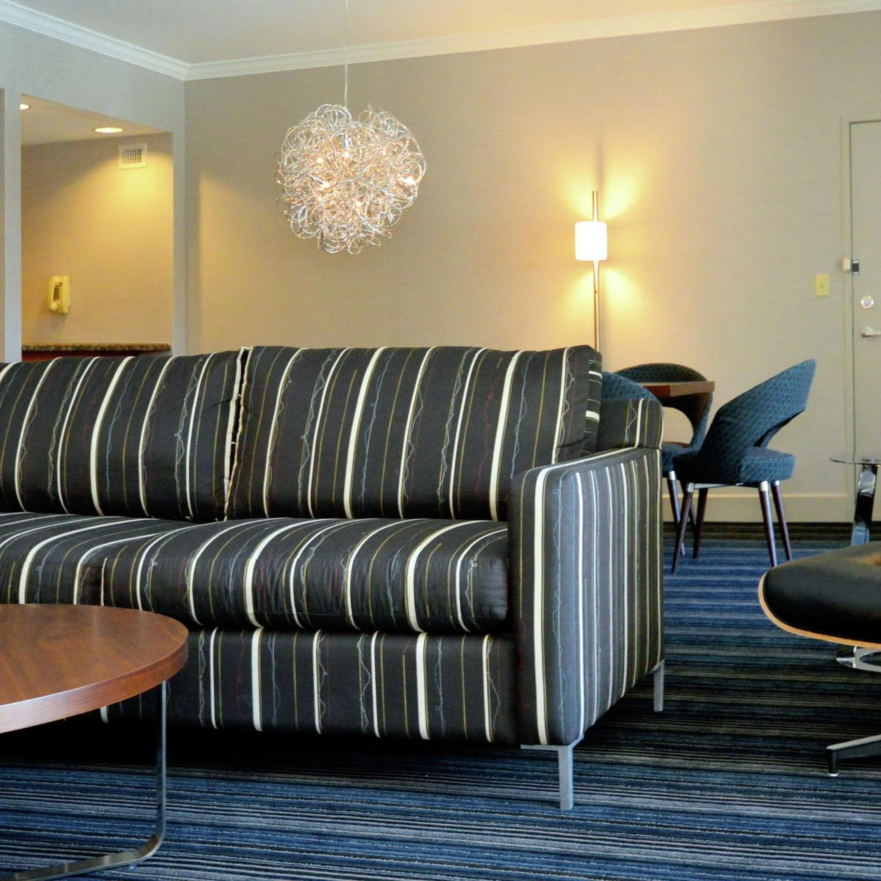 Living room in DoubleTree by Hilton Newark-Fremont