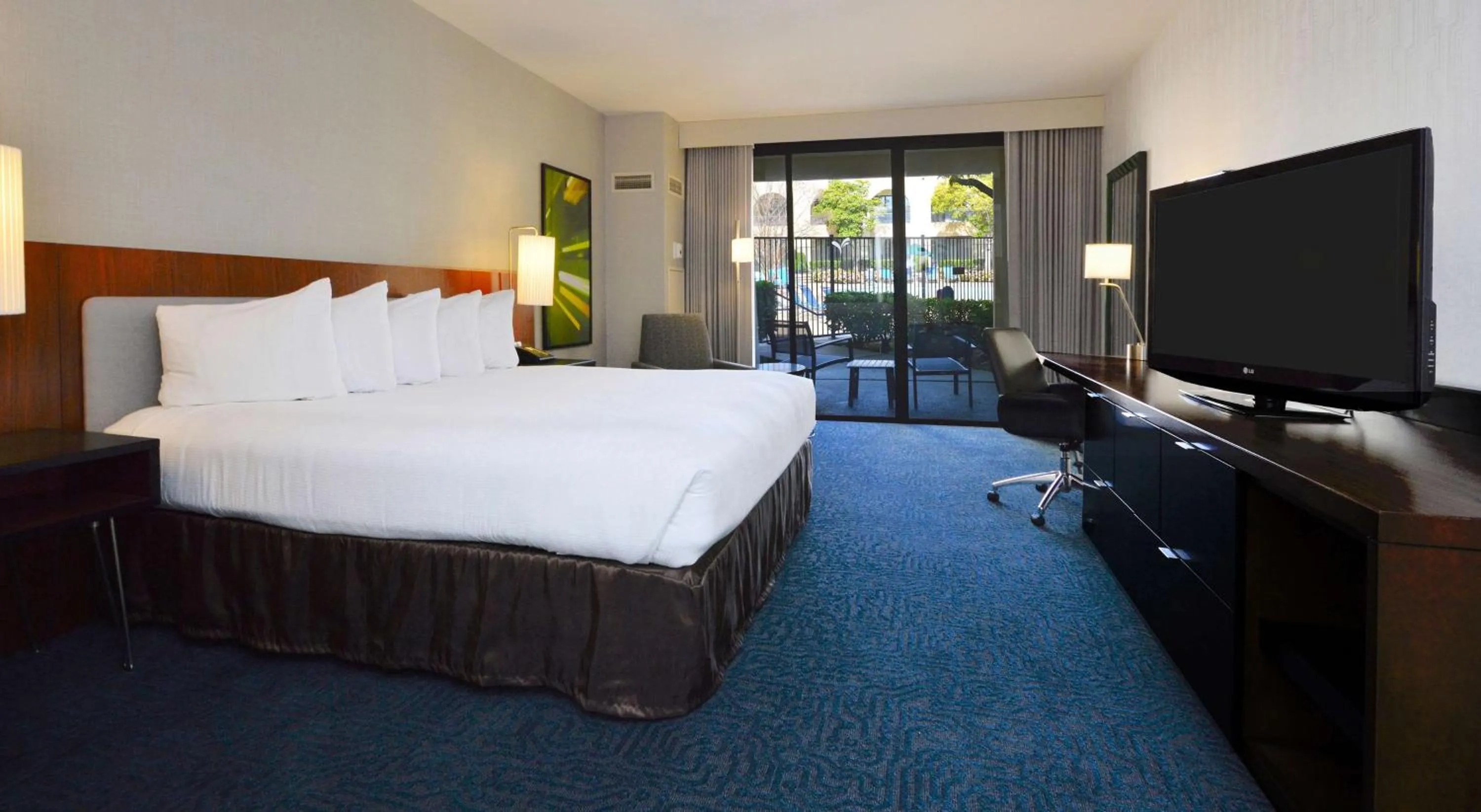 Bedroom, Bed in DoubleTree by Hilton Newark-Fremont