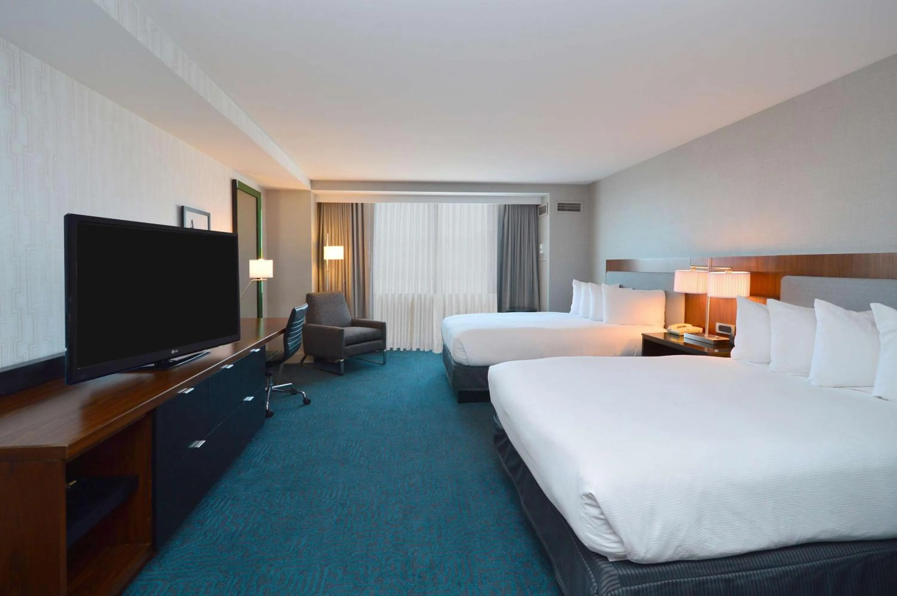 Bed in DoubleTree by Hilton Newark-Fremont