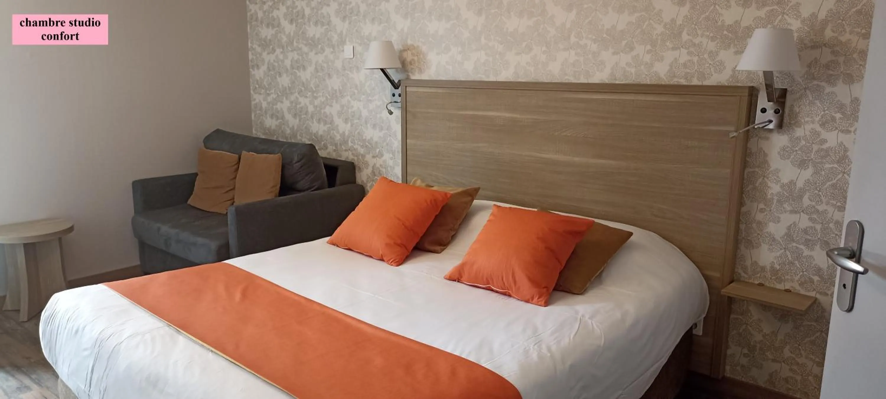 Photo of the whole room, Bed in Hôtel Le Clos Badan