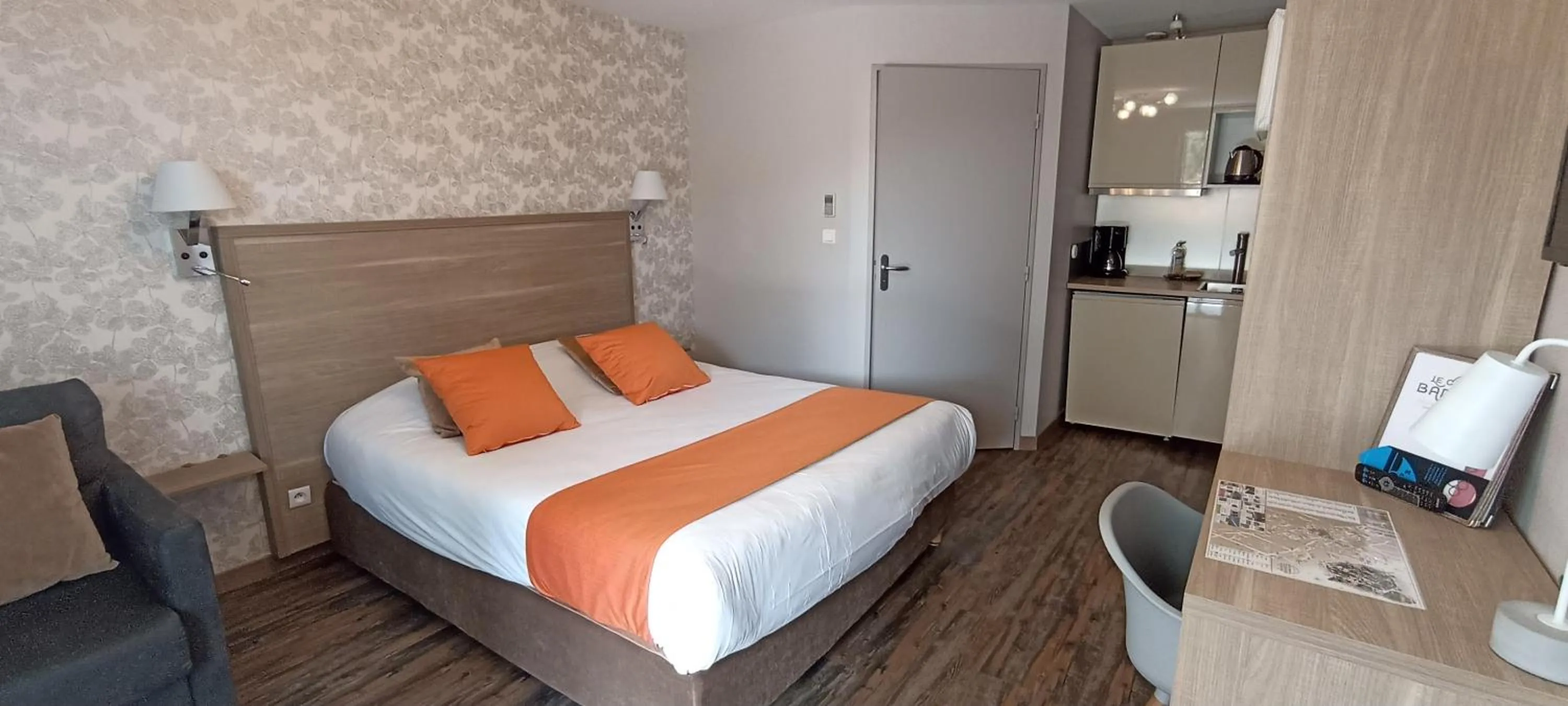 Photo of the whole room, Bed in Hôtel Le Clos Badan