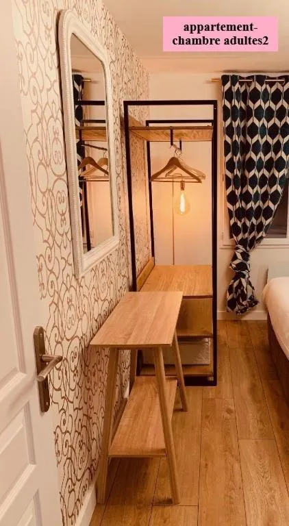 hair dresser, Bed in Hôtel Le Clos Badan