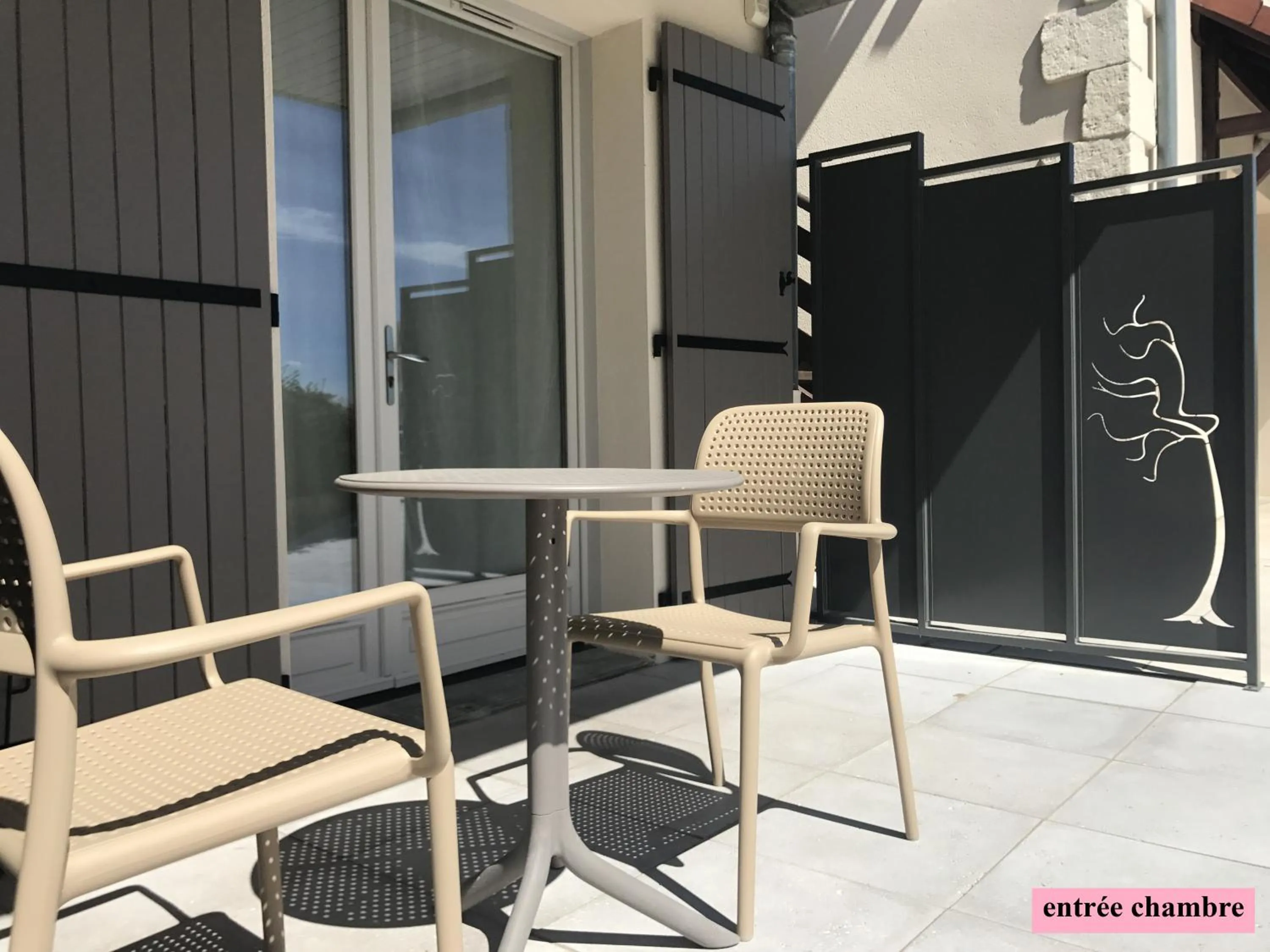 Patio in Hôtel Le Clos Badan