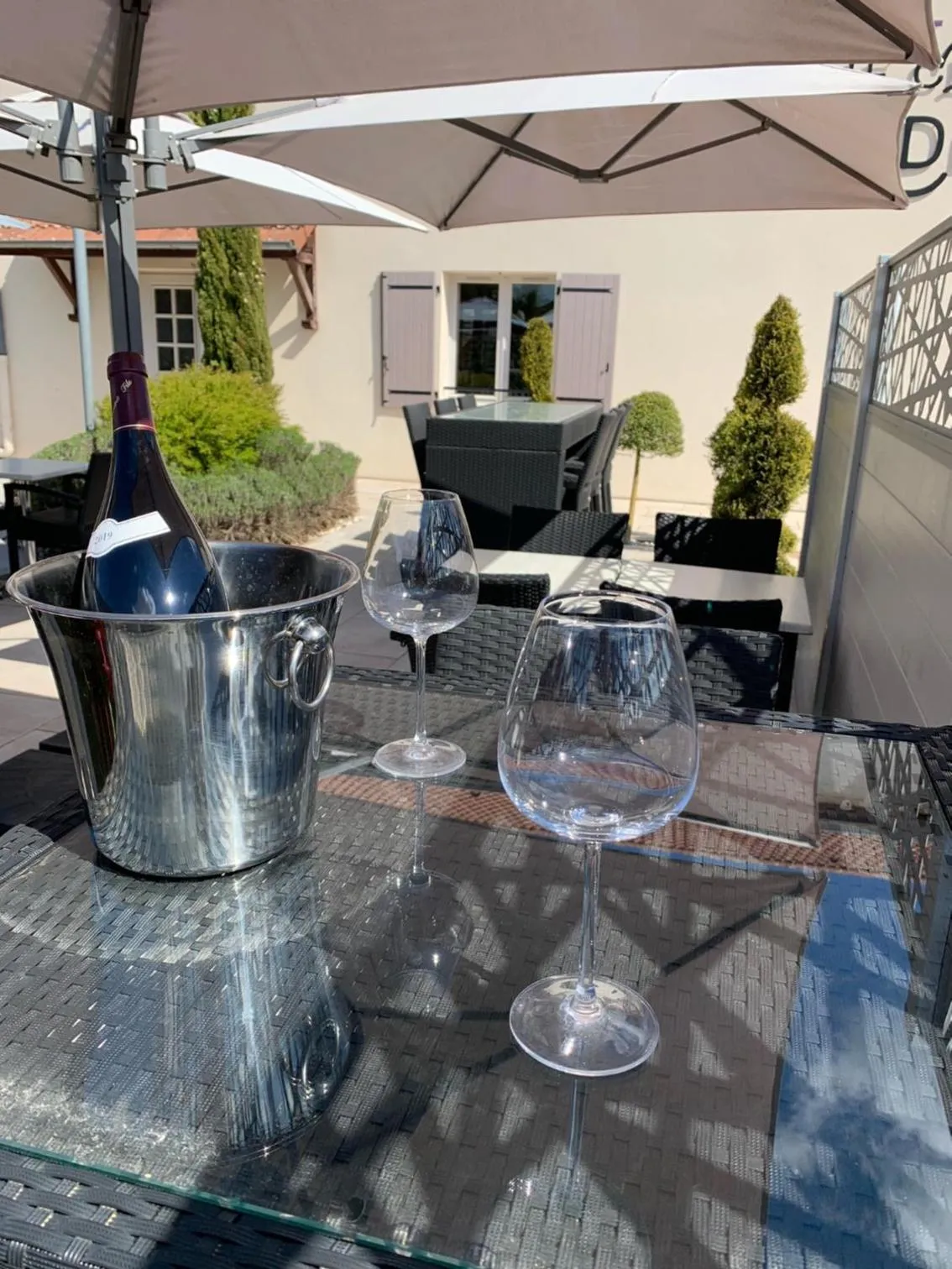 Patio in Hôtel Le Clos Badan