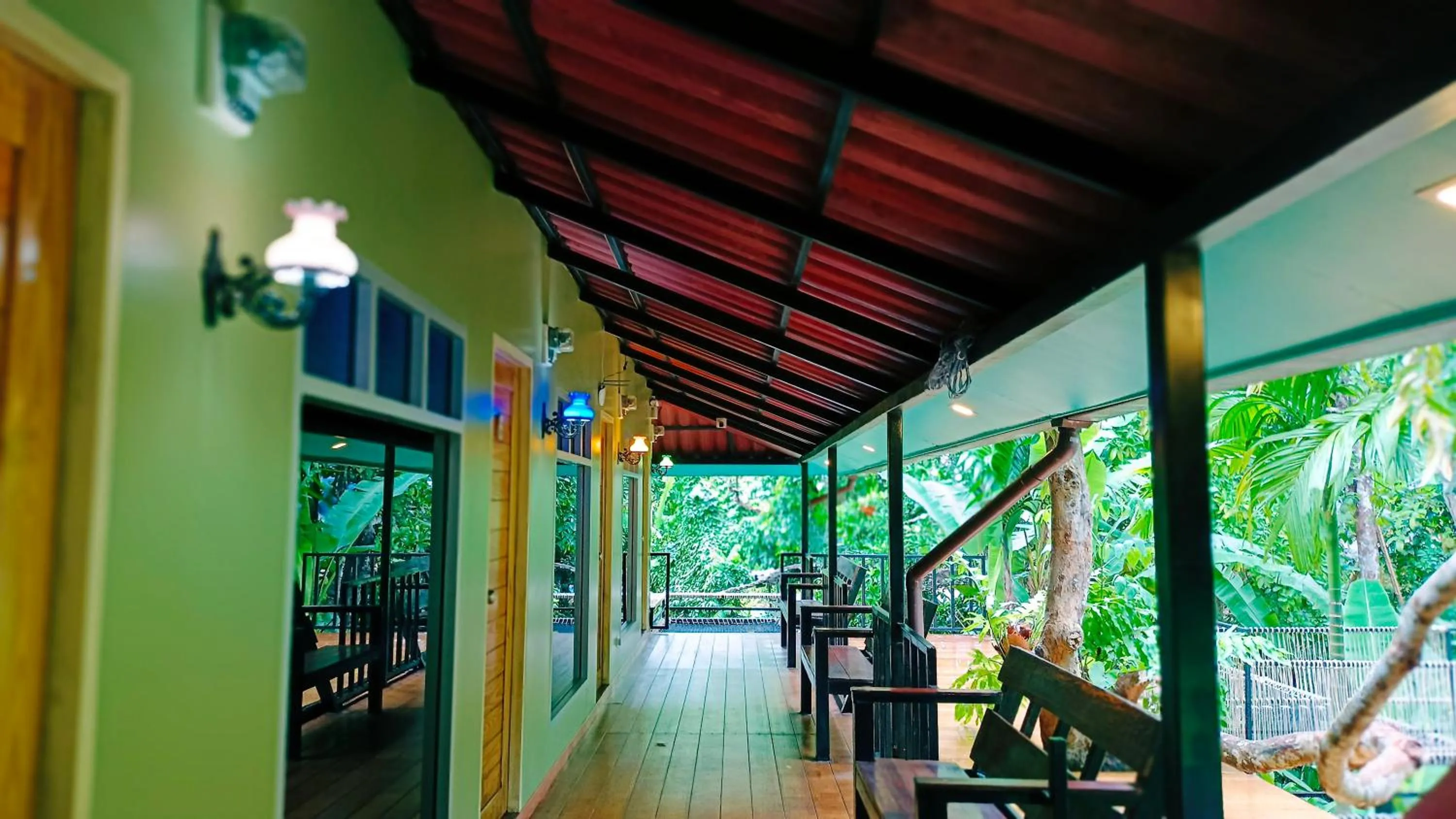 Nua Tone Resort Bang Tao & Cafe