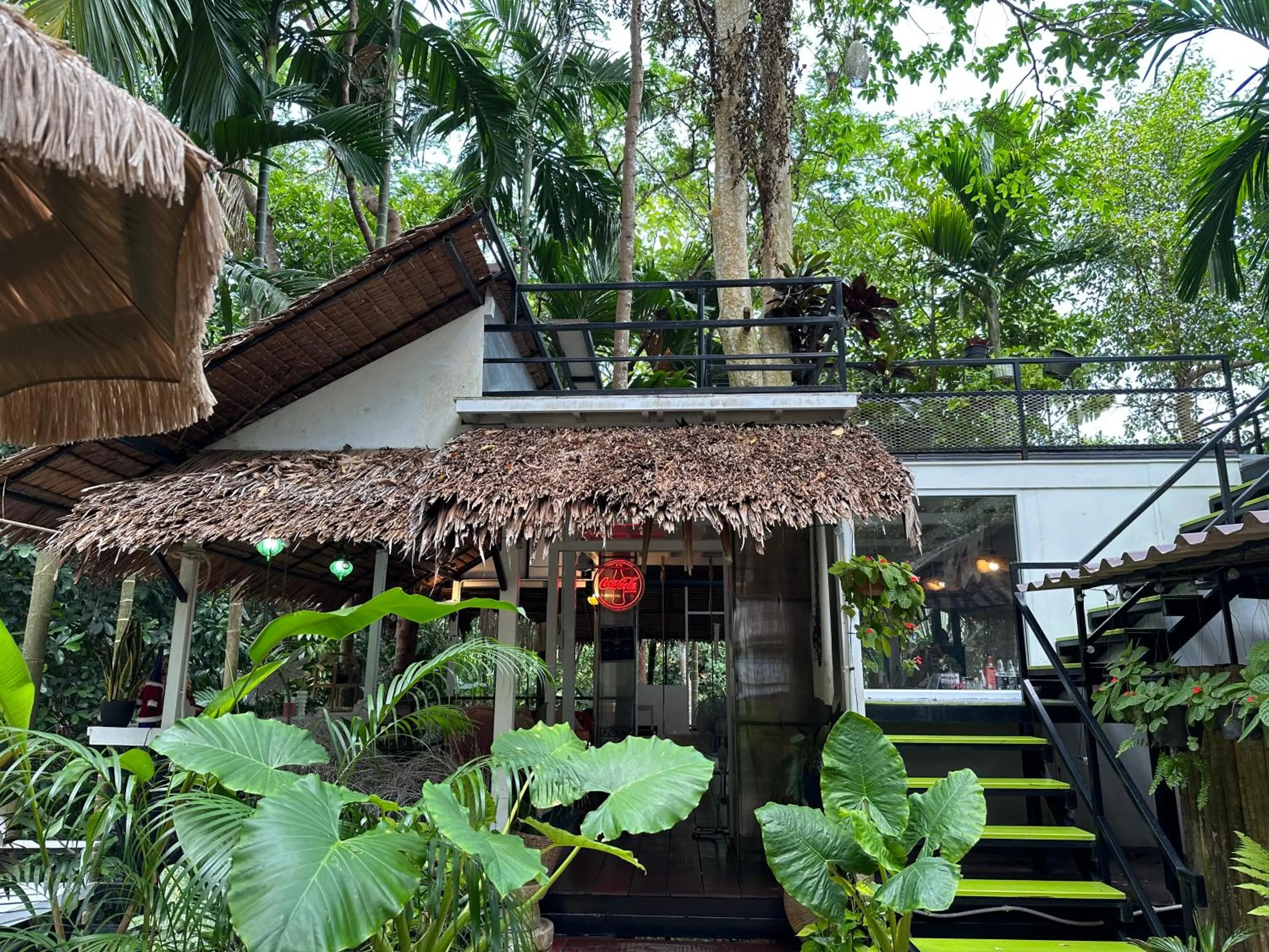 Nua Tone Resort Bang Tao & Cafe
