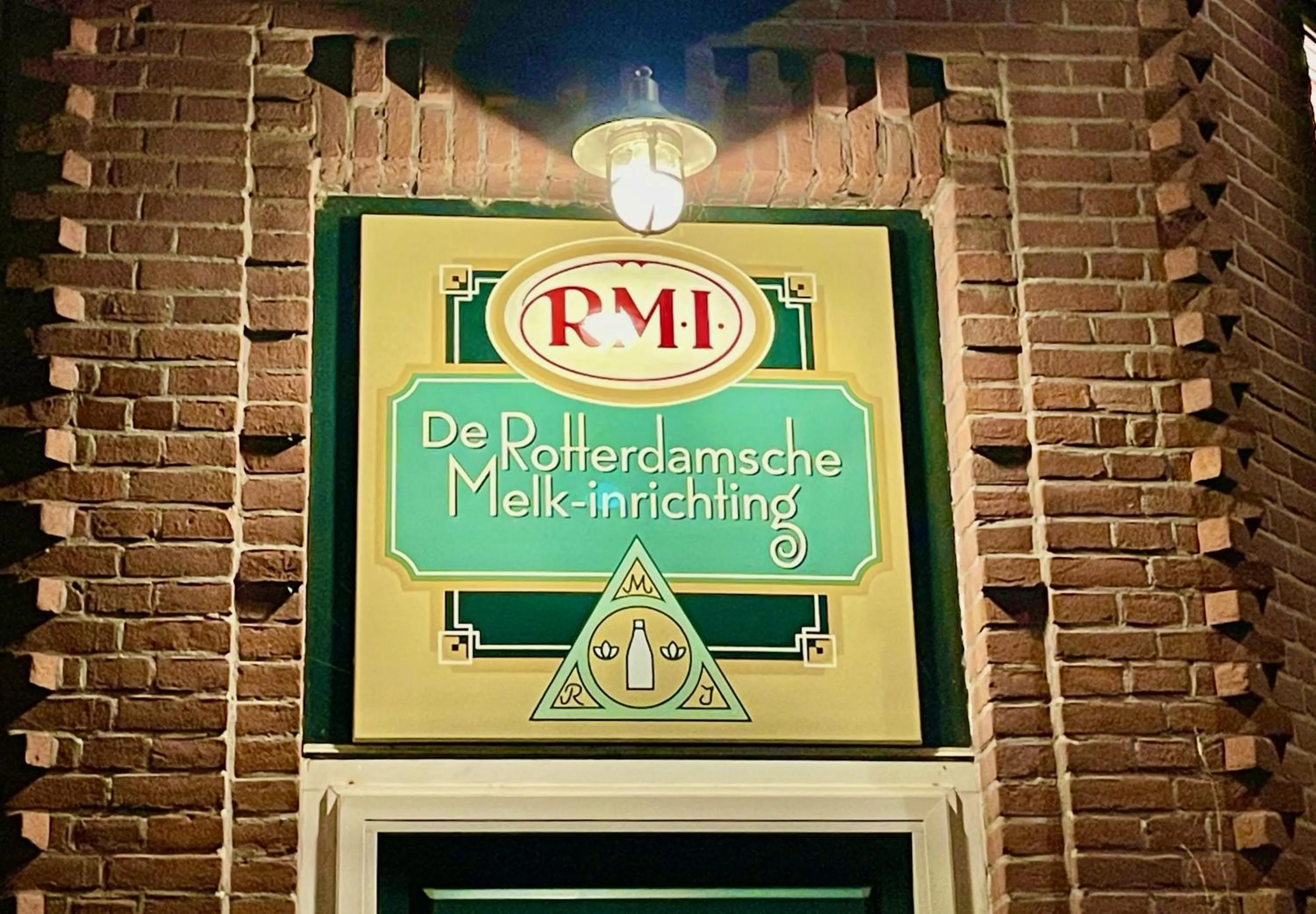 Property logo or sign in Bed and Breakfast Rotterdam