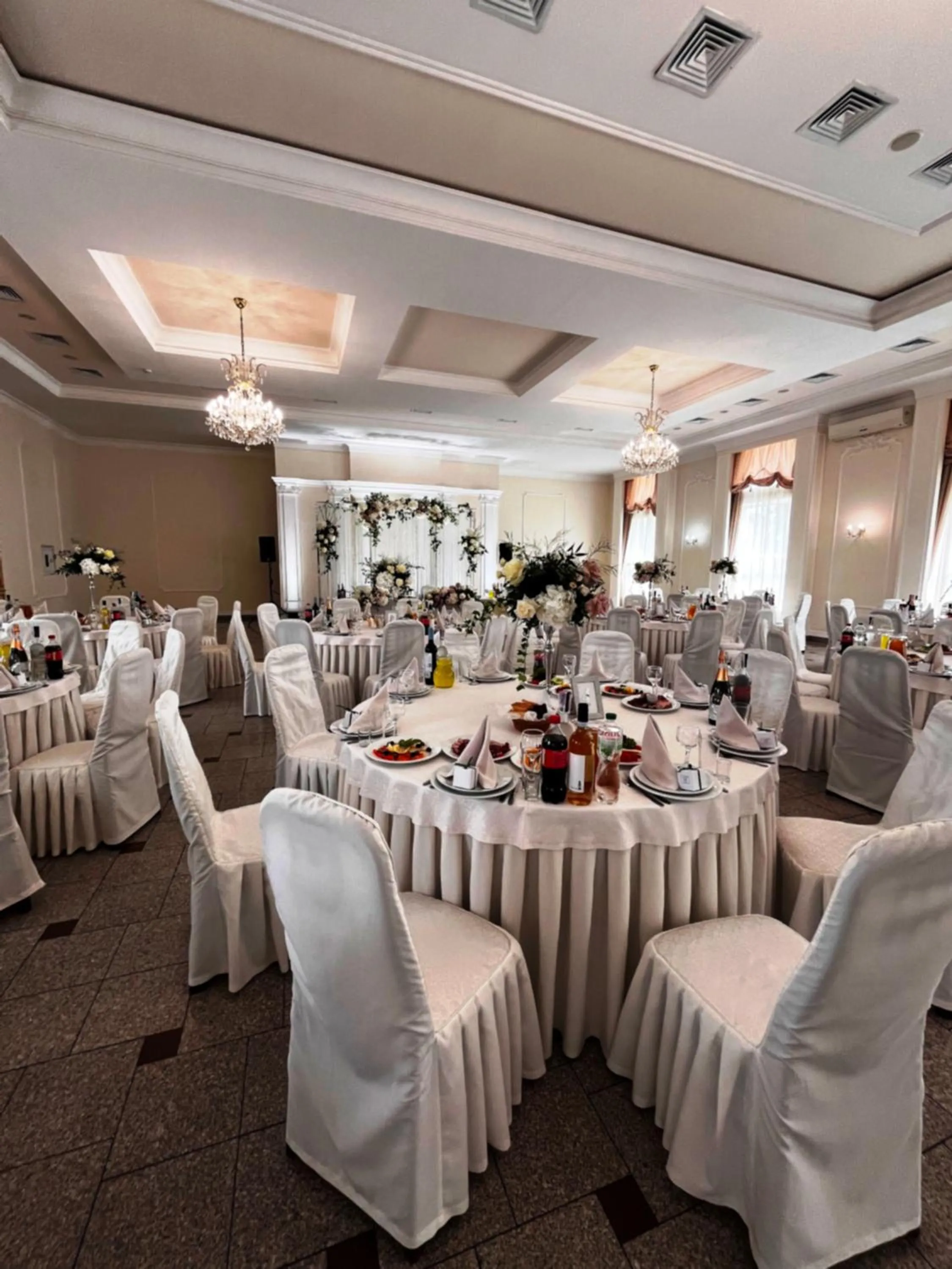 Restaurant/places to eat in Warszawa Hotel