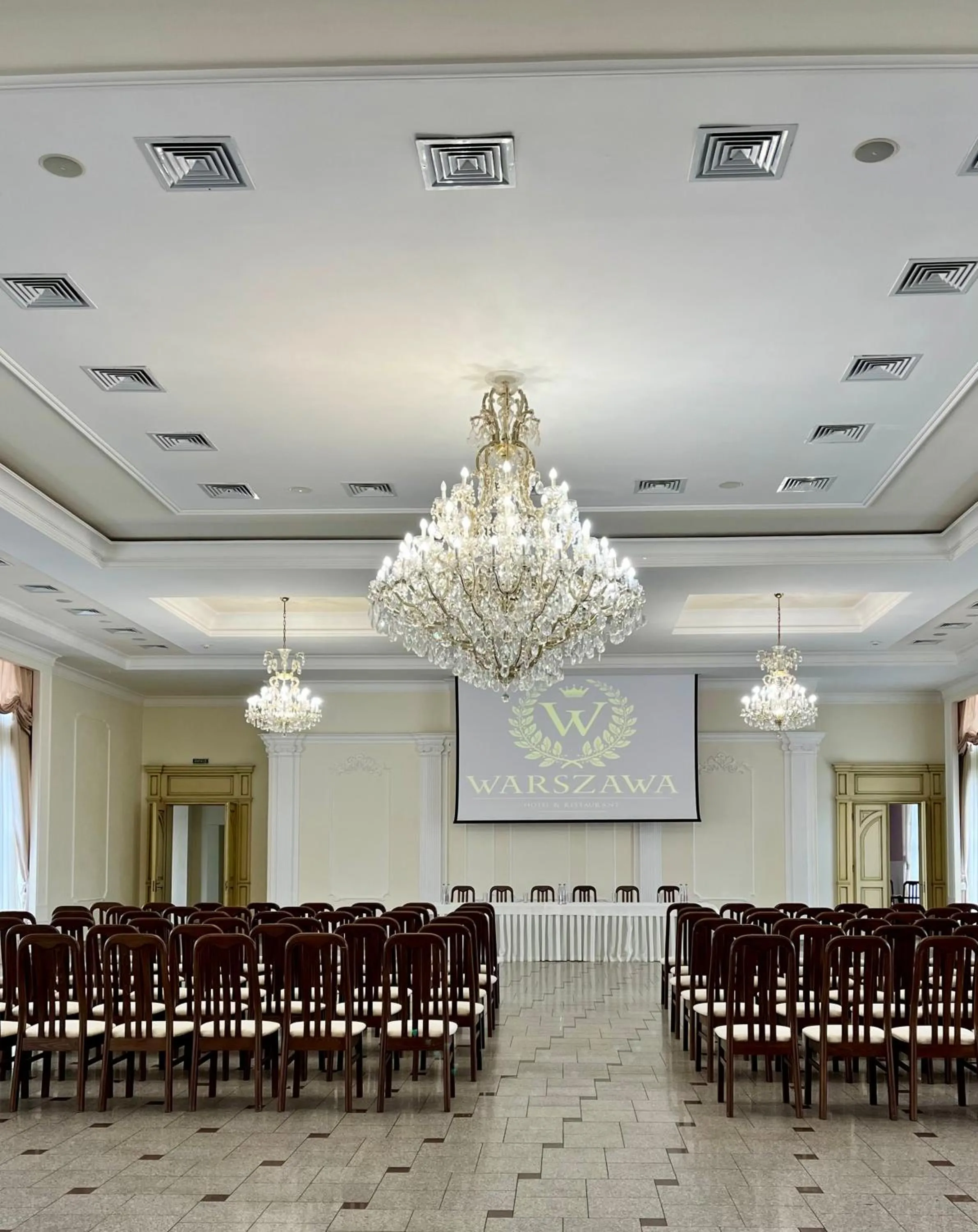 Restaurant/places to eat in Warszawa Hotel