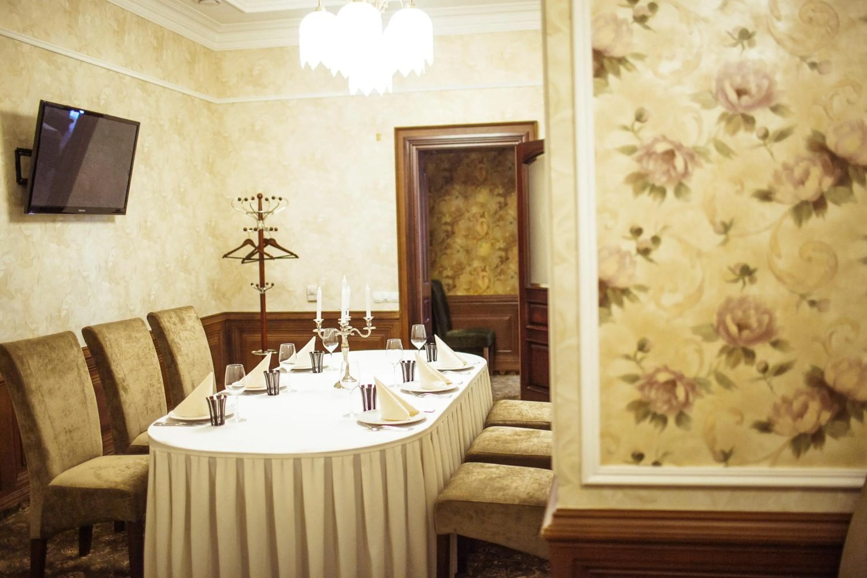 Dining area in Warszawa Hotel