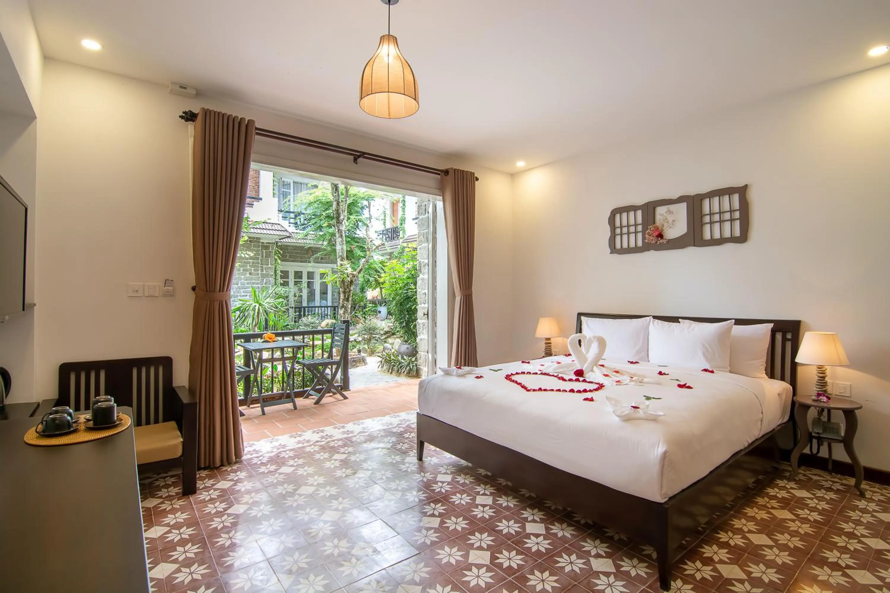 Bedroom, Bed in Blooms Boutique Village