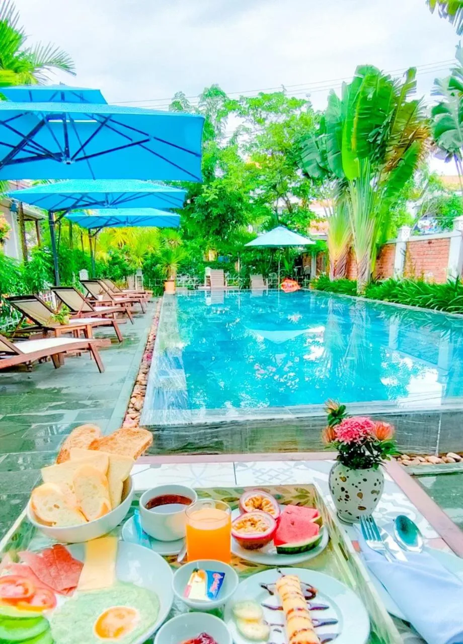 Breakfast in Blooms Boutique Village