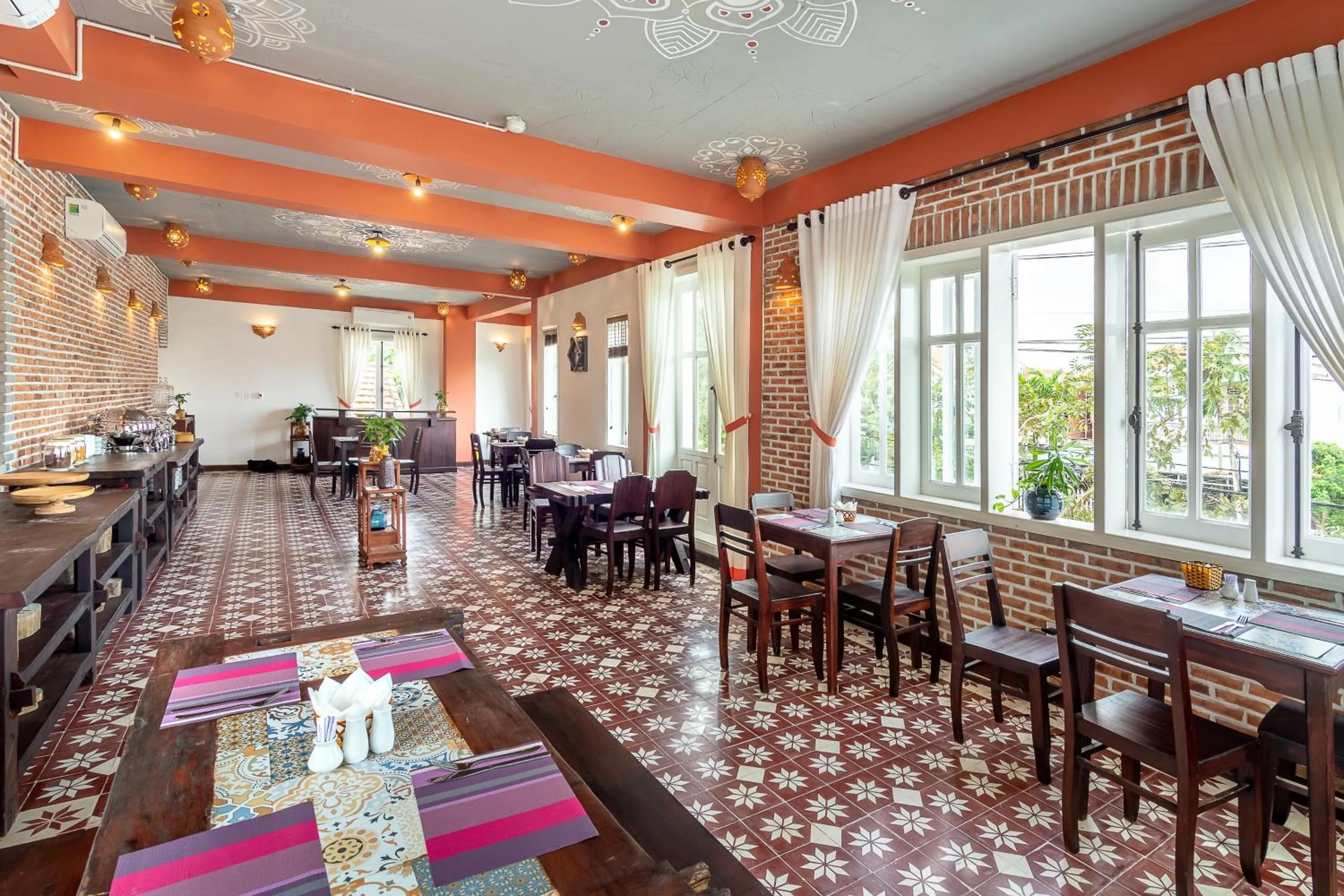 Restaurant/places to eat in Blooms Boutique Village