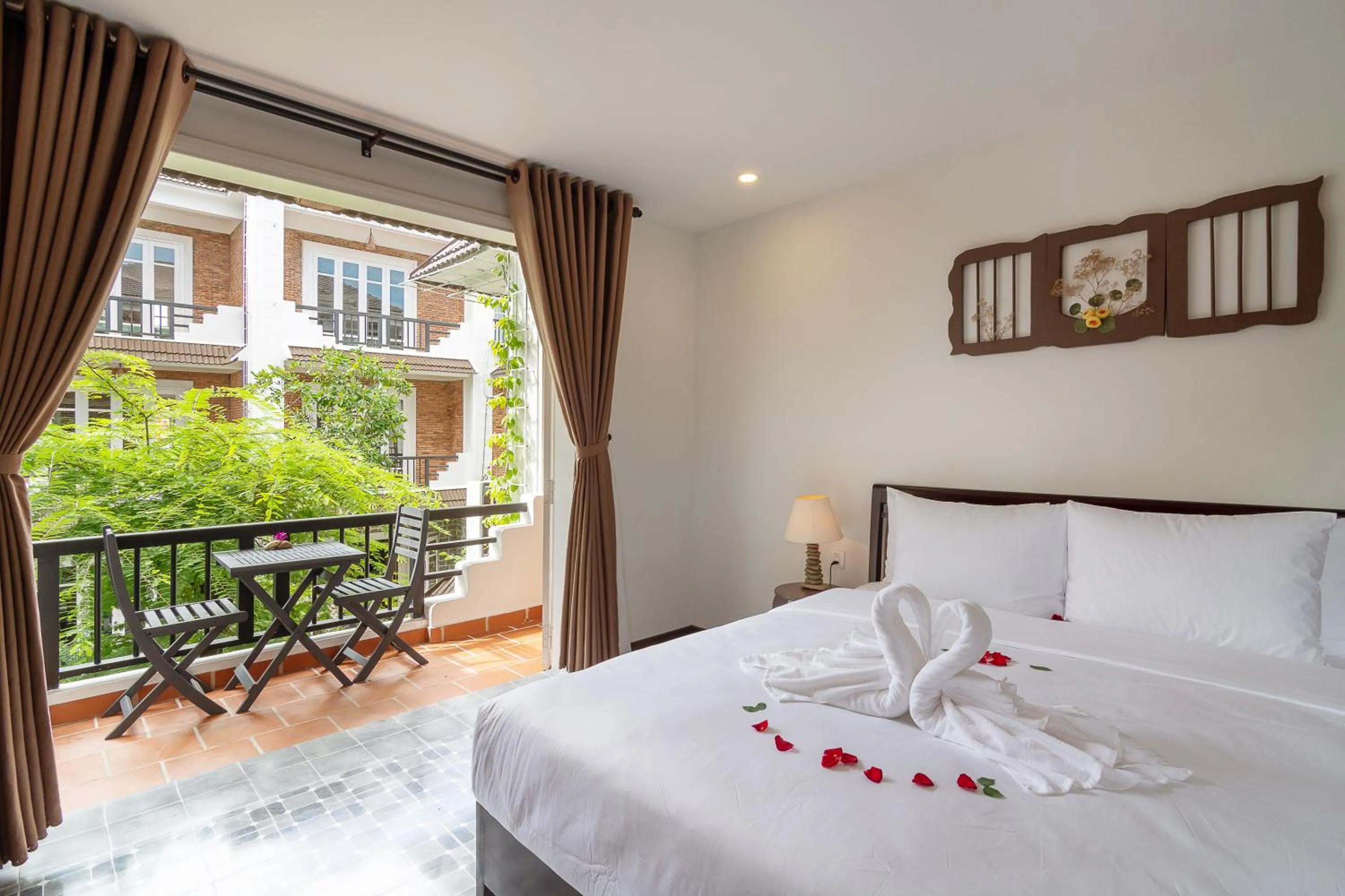 Balcony/Terrace, Bed in Blooms Boutique Village