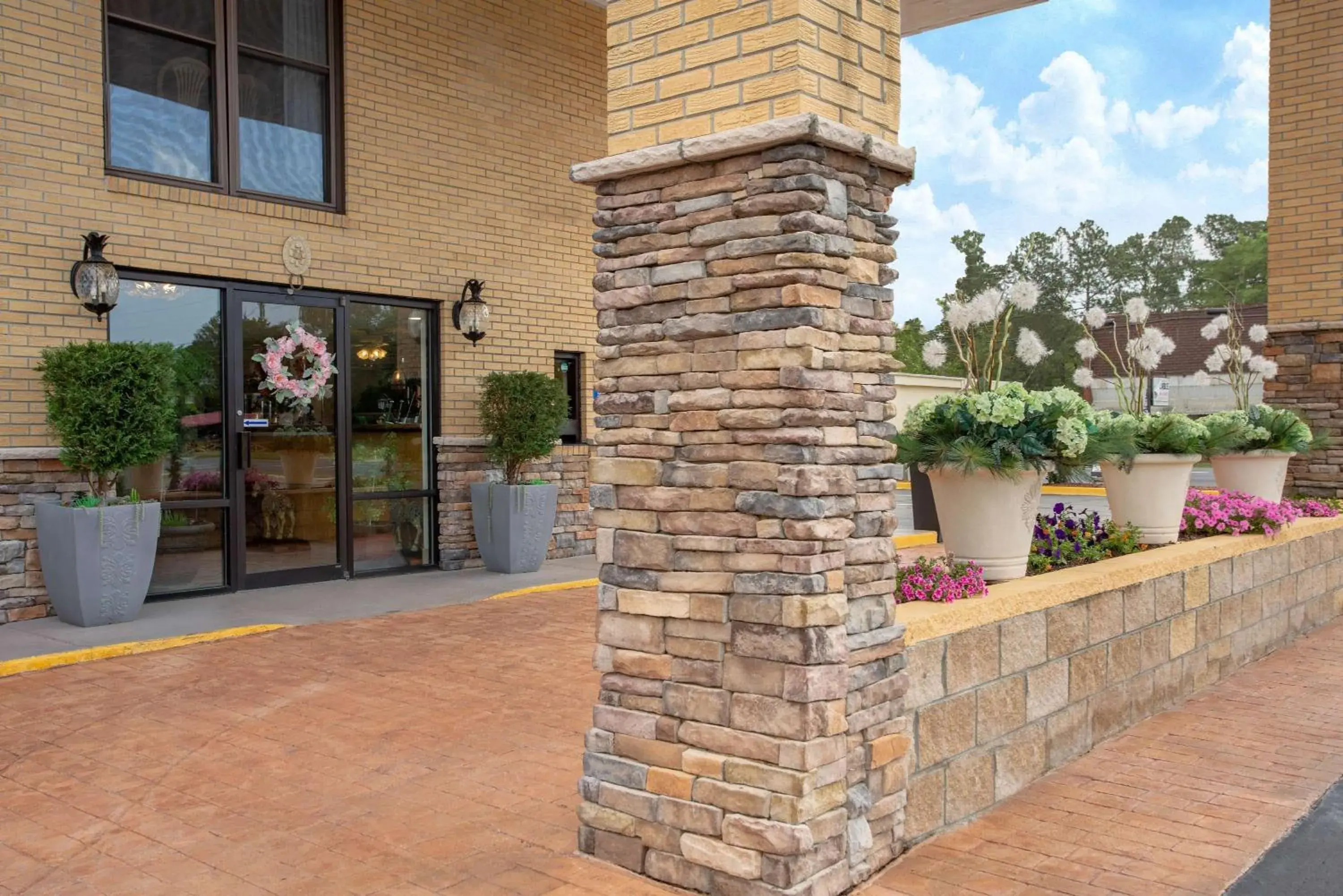 Property building in Days Inn by Wyndham Lake City Property building in Days Inn by Wyndham Lake City