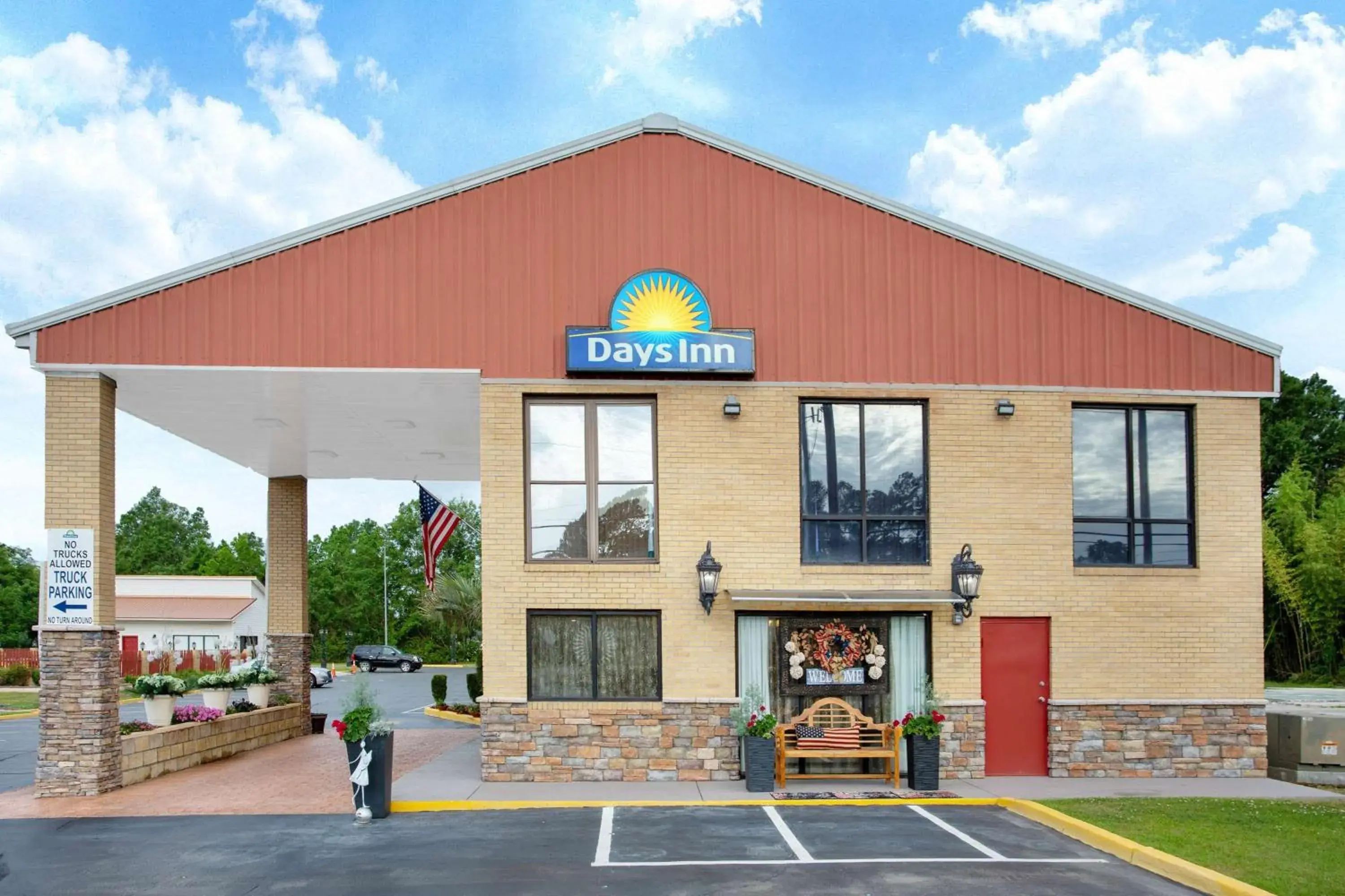 Property building in Days Inn by Wyndham Lake City Property building in Days Inn by Wyndham Lake City