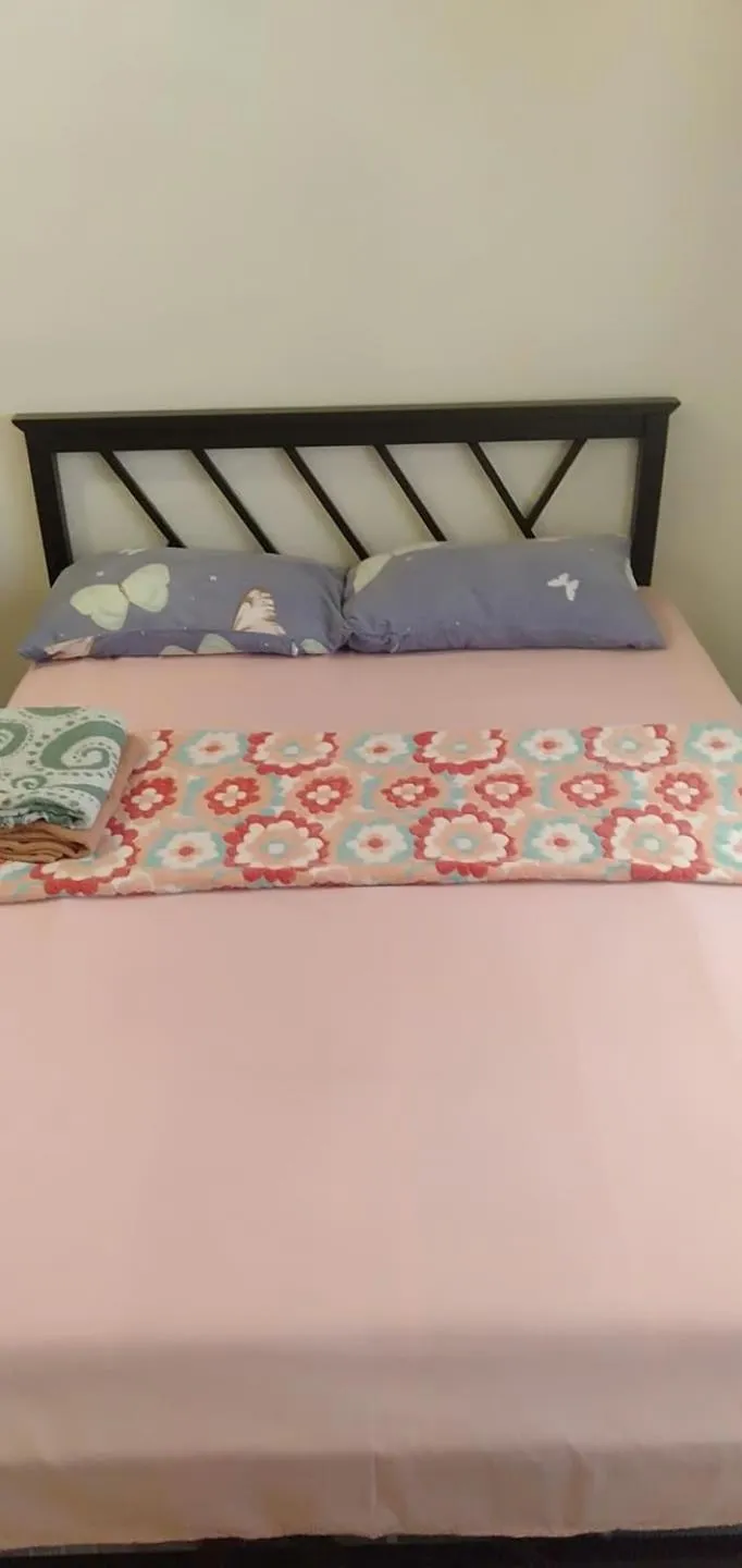 Bed in EKONUMI ROOMS at Moonwalk Paranaque