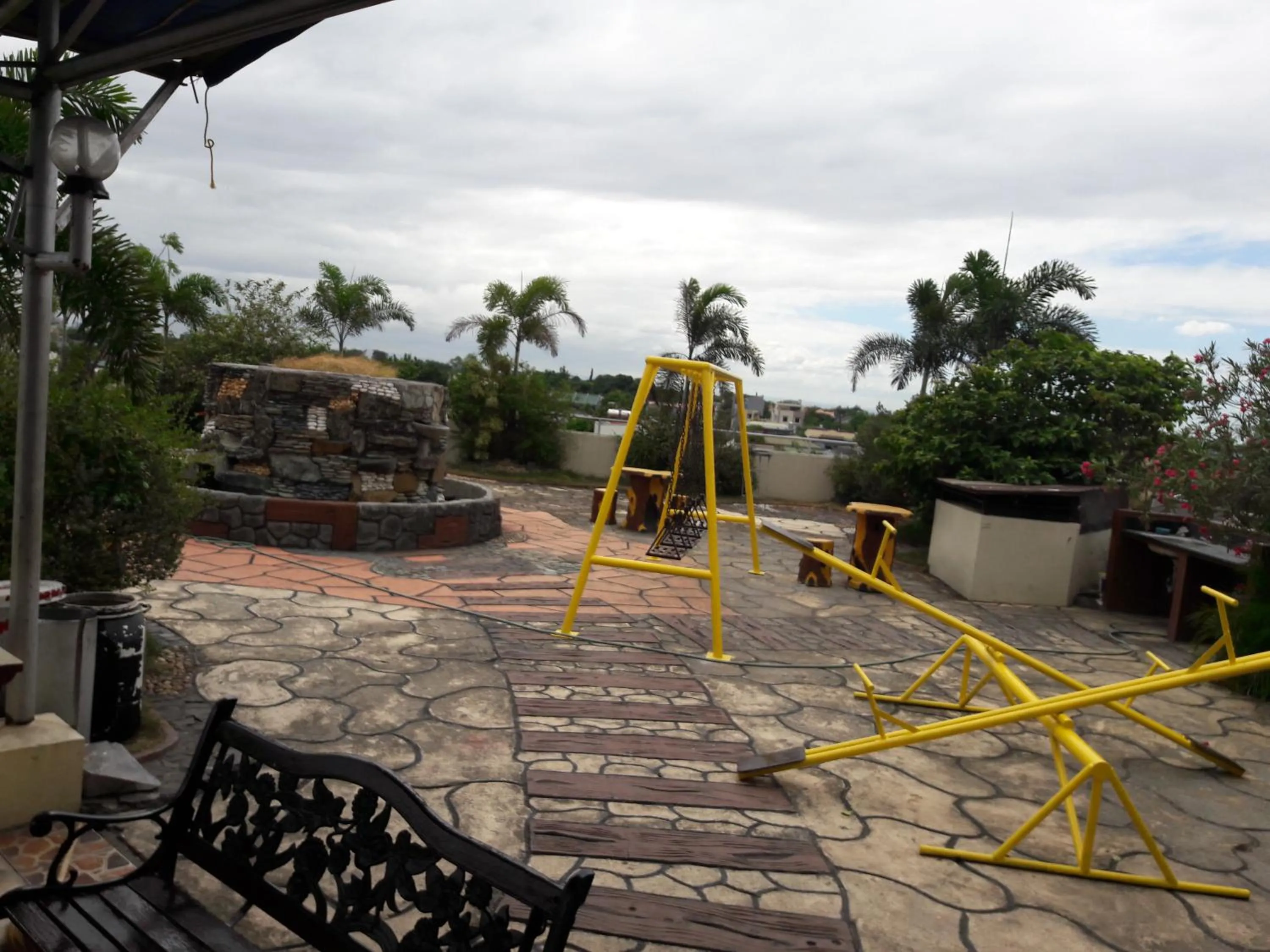 EKONUMI ROOMS at Moonwalk Paranaque