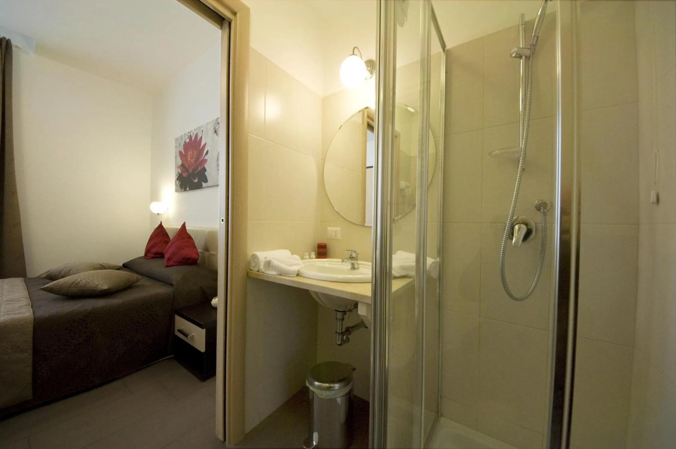 Bathroom in Ara Pacis Inn