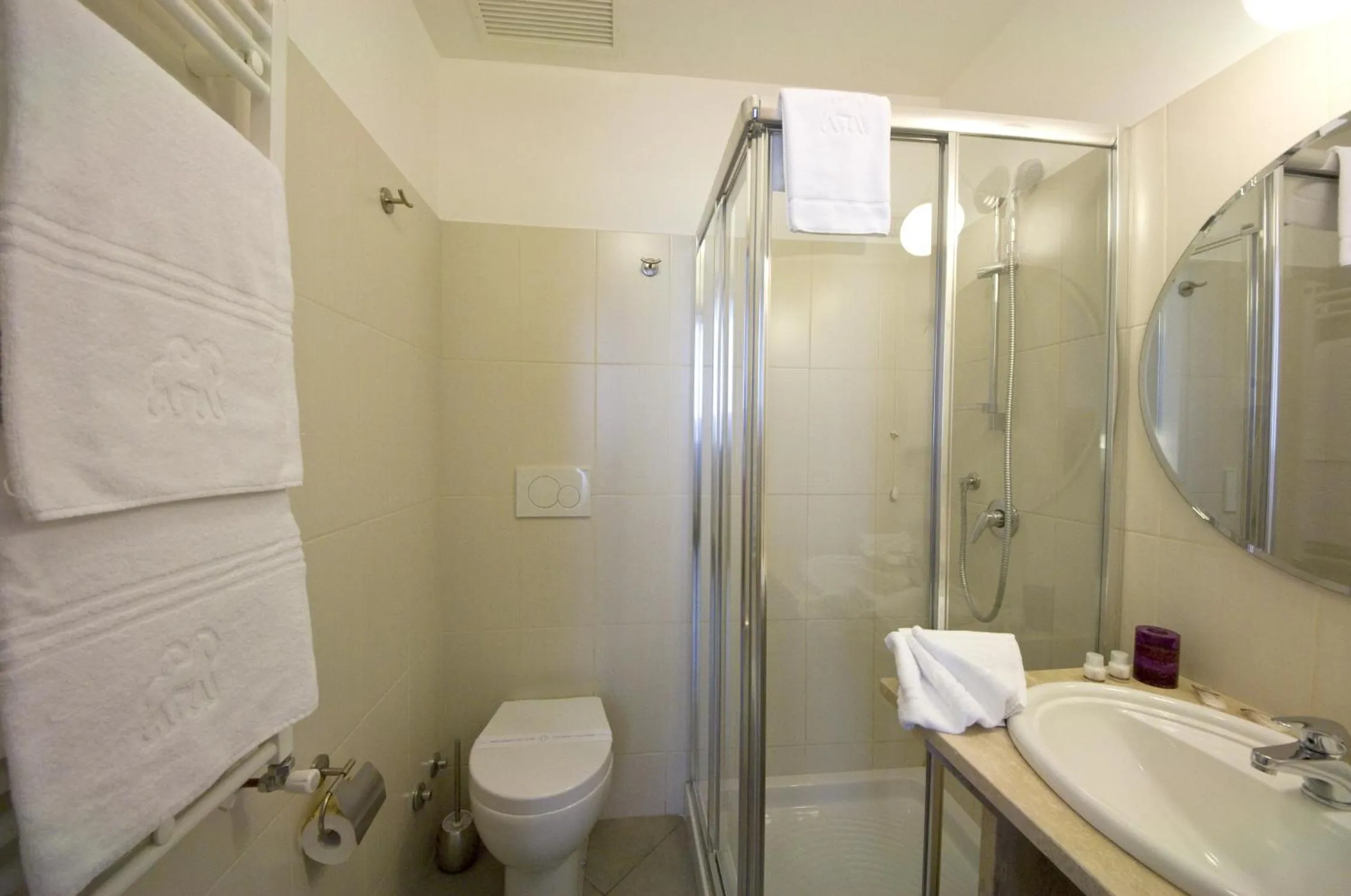Bathroom in Ara Pacis Inn
