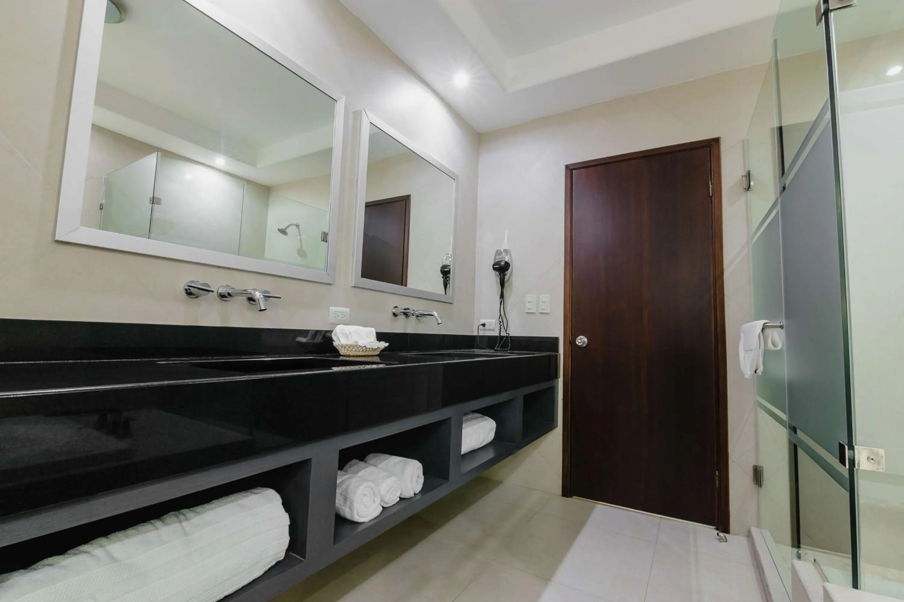 Bathroom, Bed in Best Western Plus San Jorge