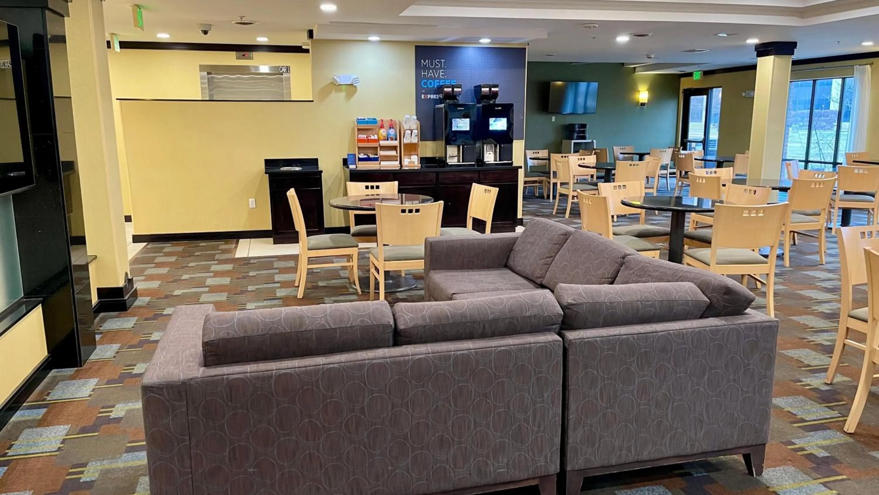 Breakfast in Holiday Inn Express and Suites Detroit North-Troy by IHG