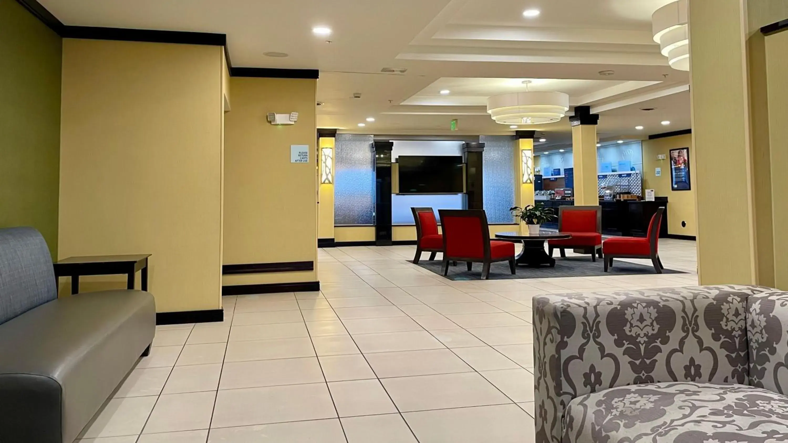 Property building in Holiday Inn Express and Suites Detroit North-Troy by IHG Property building in Holiday Inn Express and Suites Detroit North-Troy by IHG